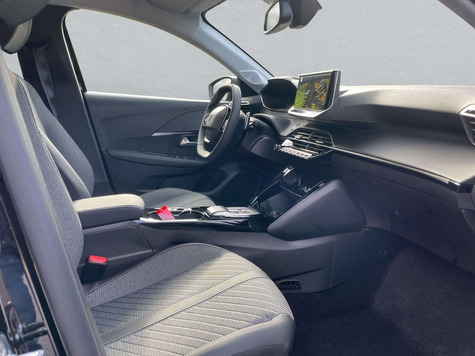 PEUGEOT 208 1.2 Hybrid Allure Premium-image-8