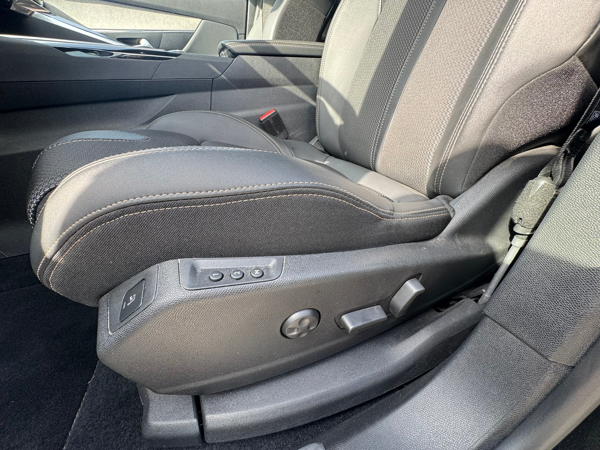 PEUGEOT 3008 136 e-DSC6 Hybrid GT-image-10