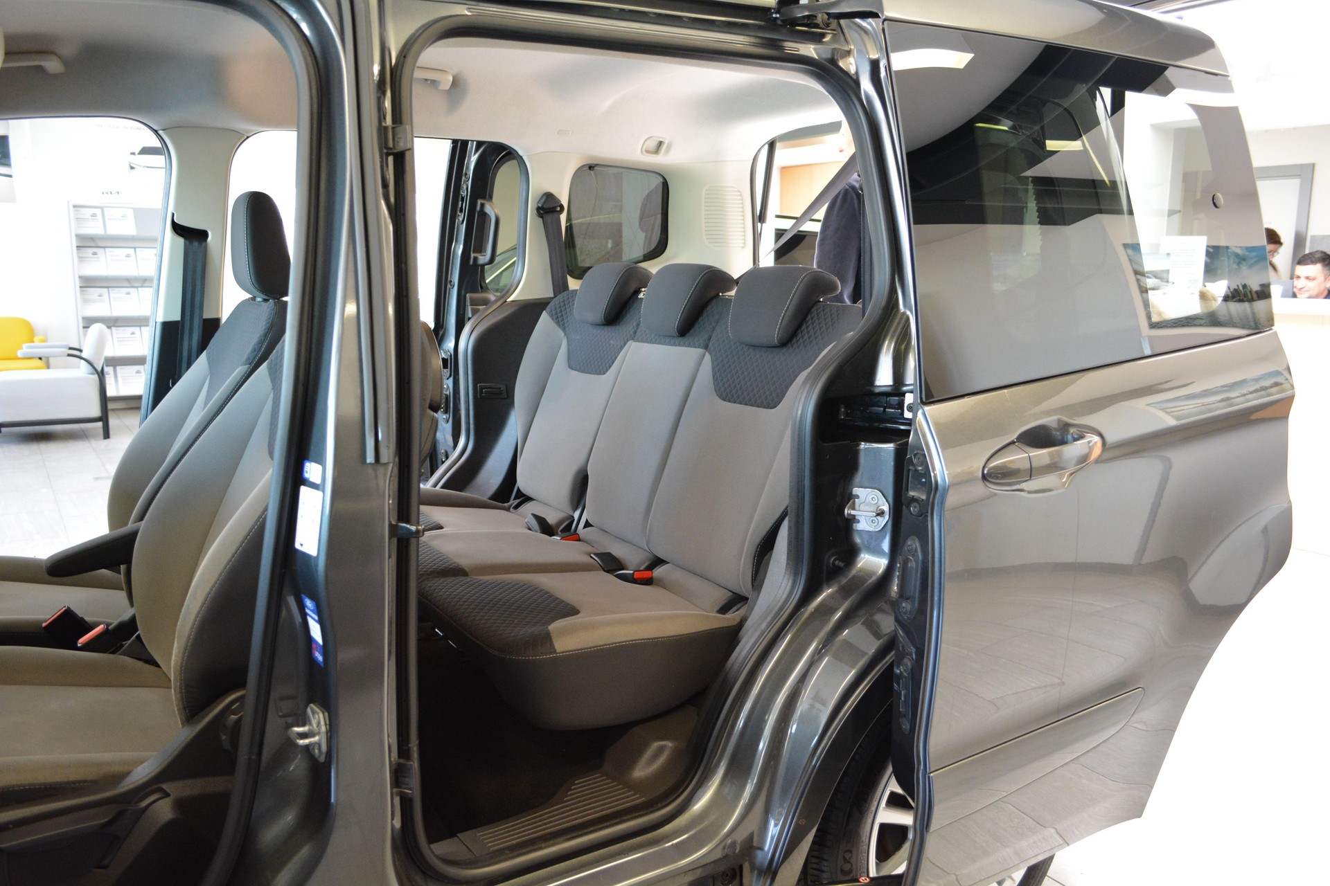 FORD Tourneo Courier 1.0 EcoB 100 Titanium-image-13