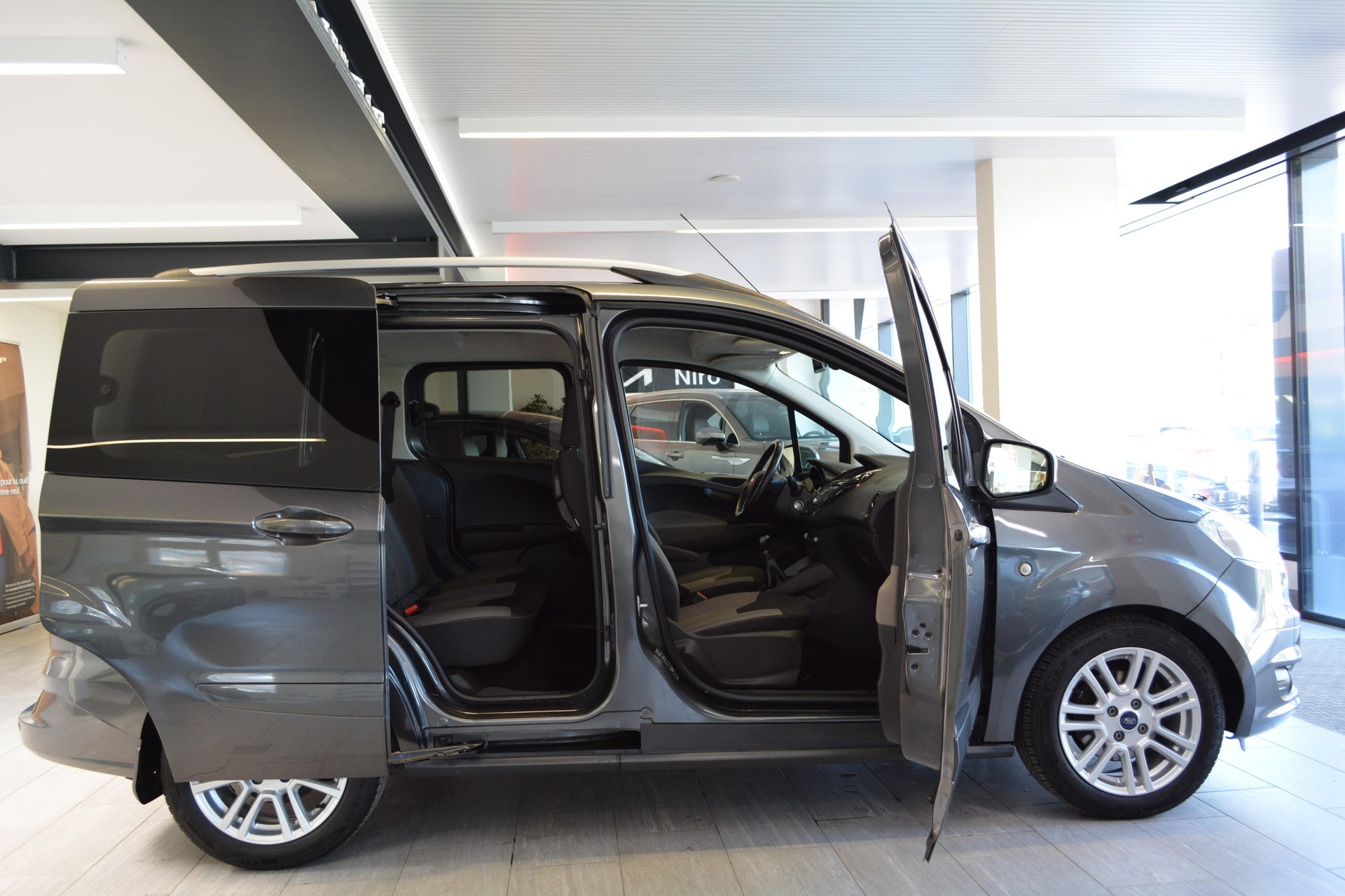 FORD Tourneo Courier 1.0 EcoB 100 Titanium-image-9