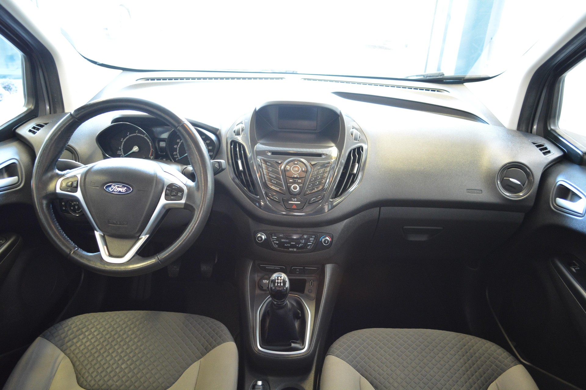 FORD Tourneo Courier 1.0 EcoB 100 Titanium-image-14