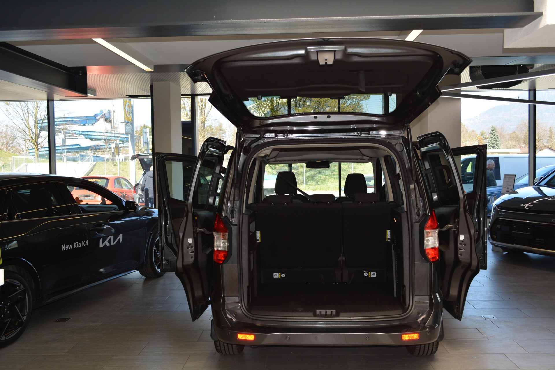 FORD Tourneo Courier 1.0 EcoB 100 Titanium-image-11