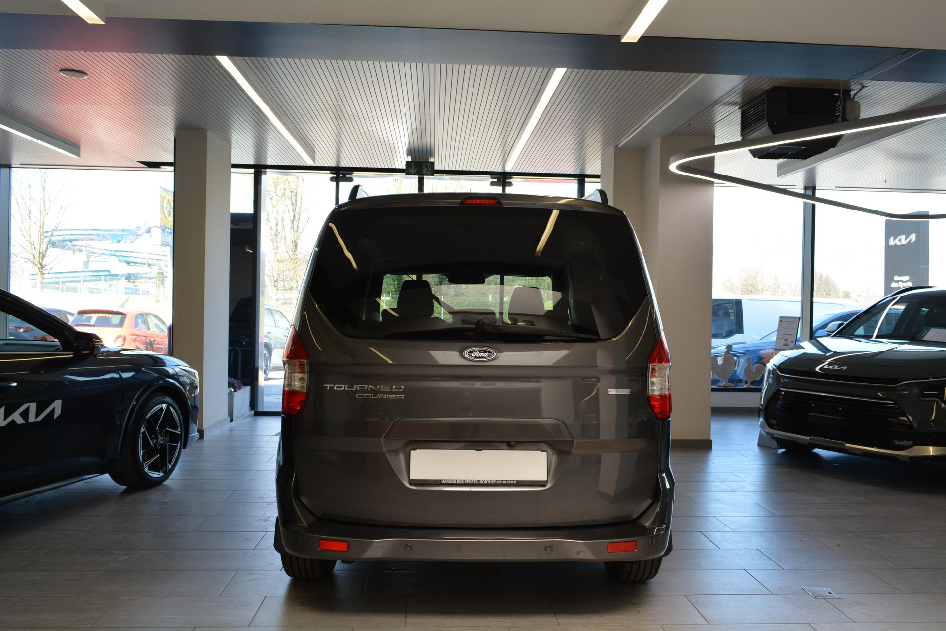 FORD Tourneo Courier 1.0 EcoB 100 Titanium-image-10