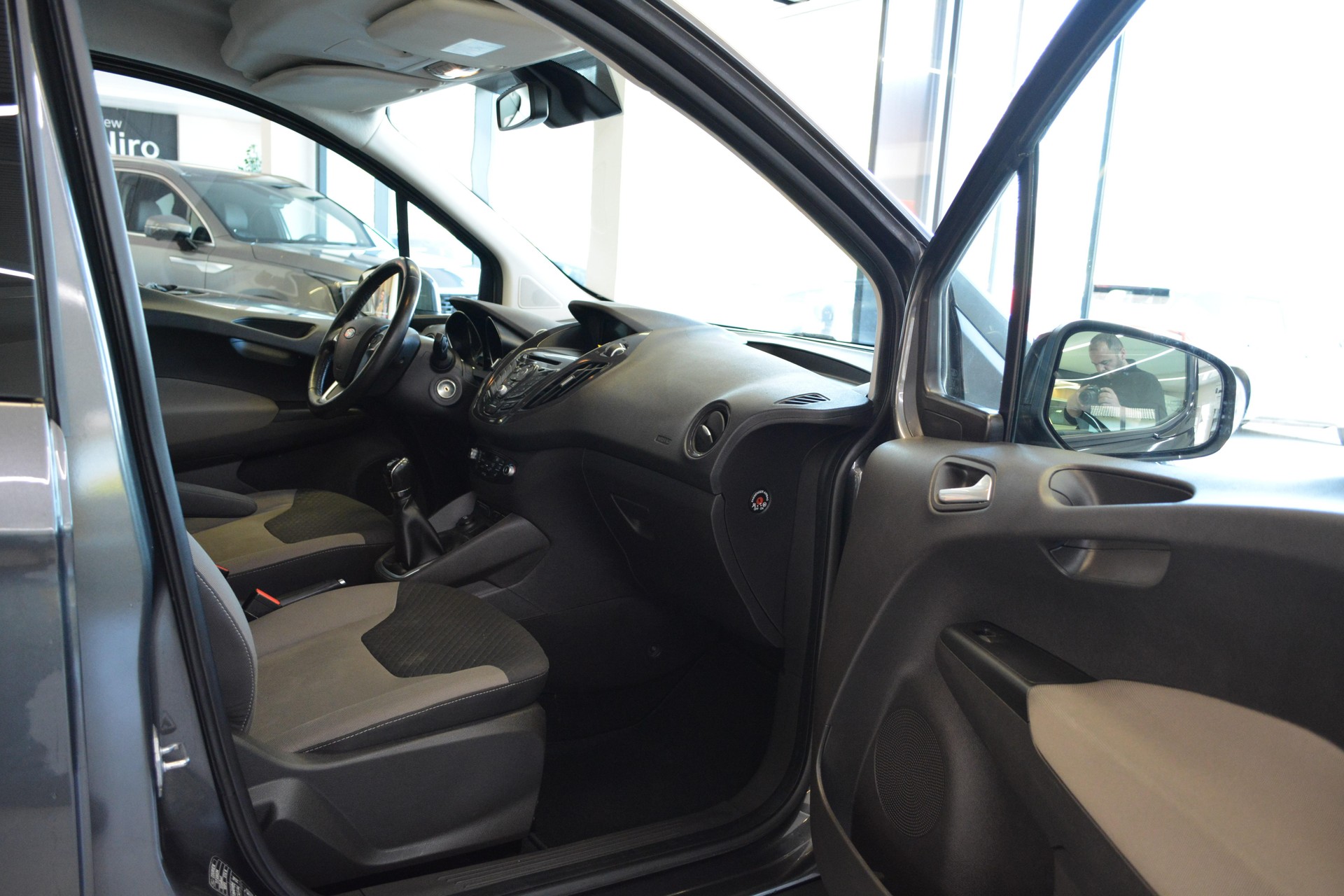FORD Tourneo Courier 1.0 EcoB 100 Titanium-image-8