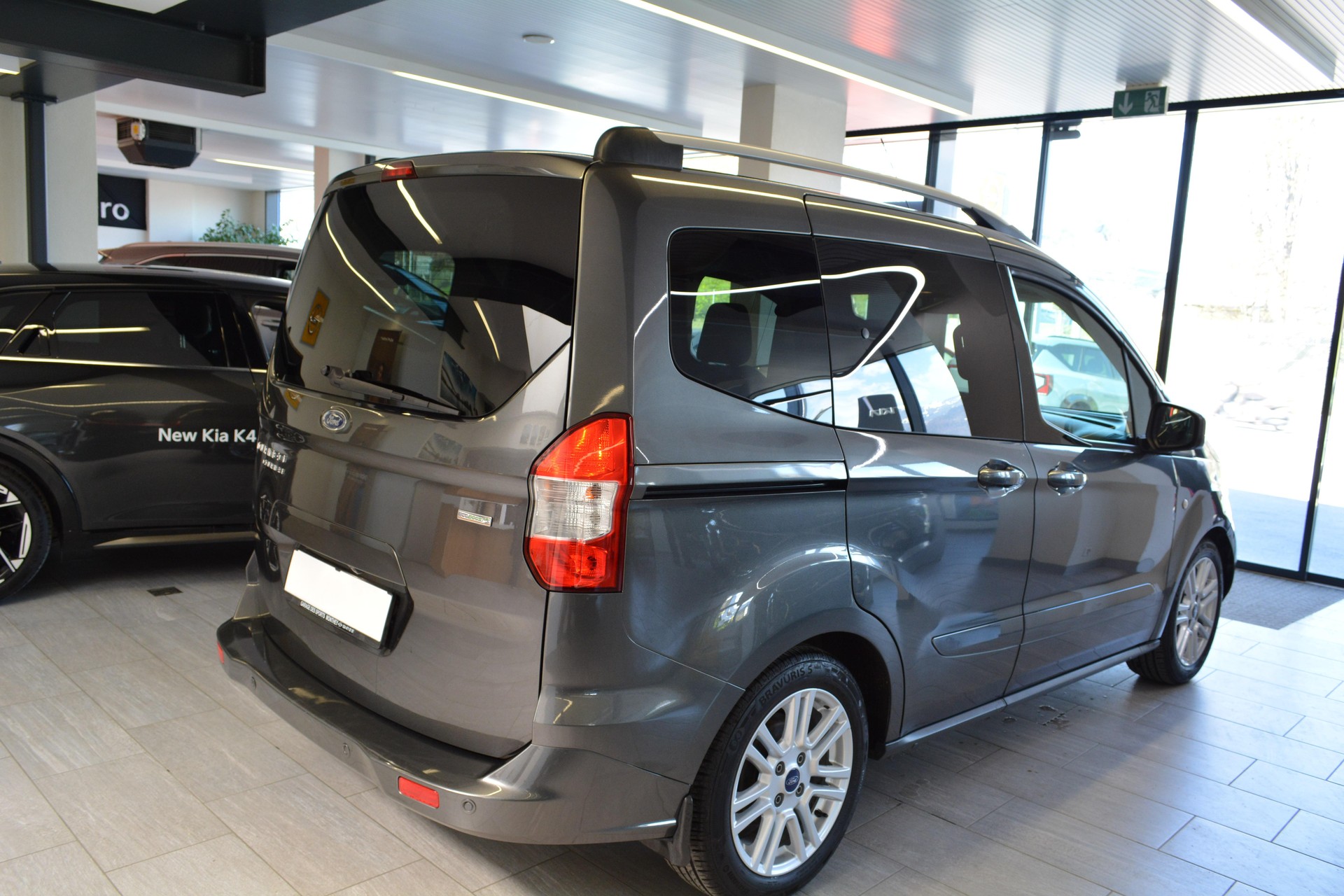 FORD Tourneo Courier 1.0 EcoB 100 Titanium-image-7