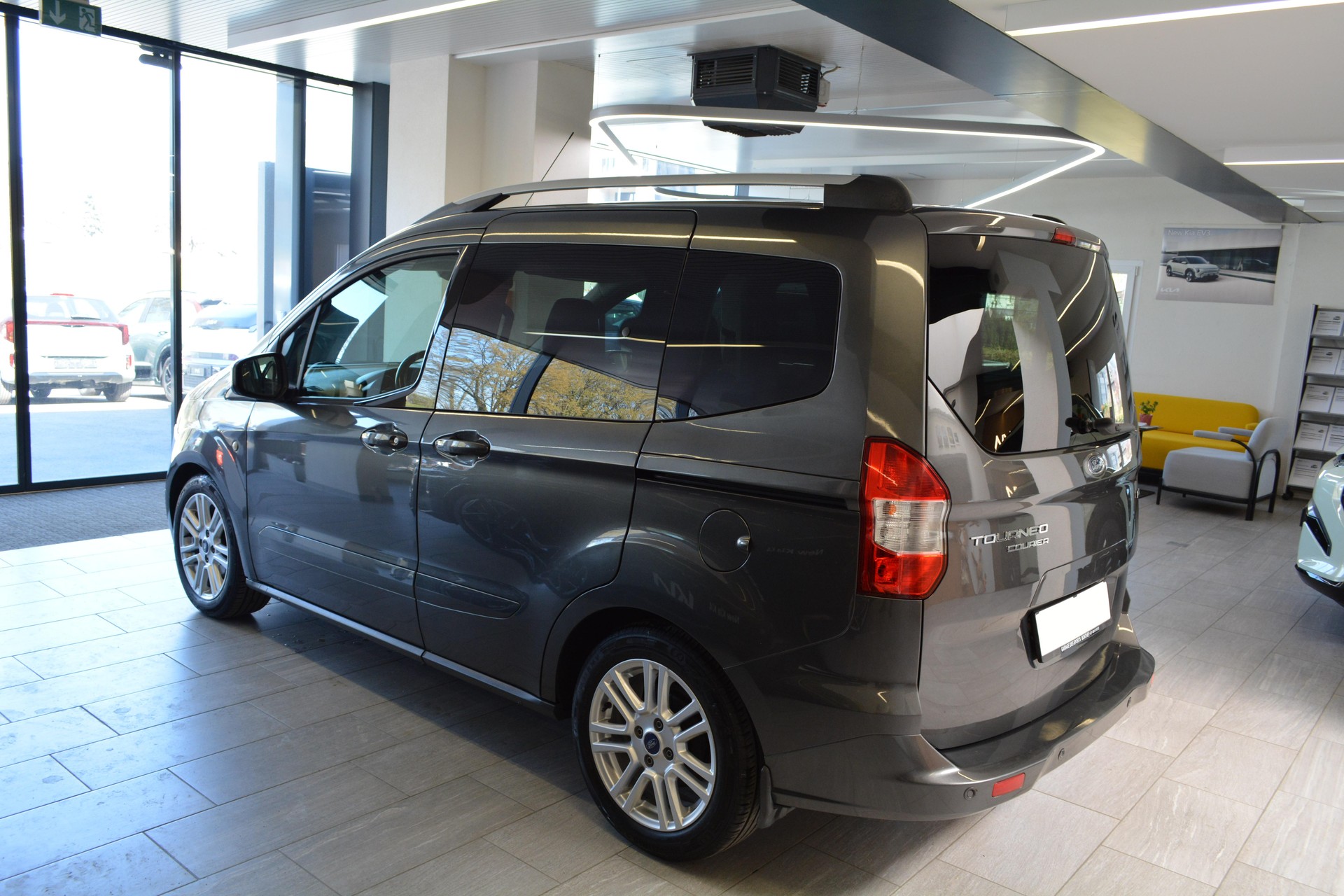 FORD Tourneo Courier 1.0 EcoB 100 Titanium-image-6