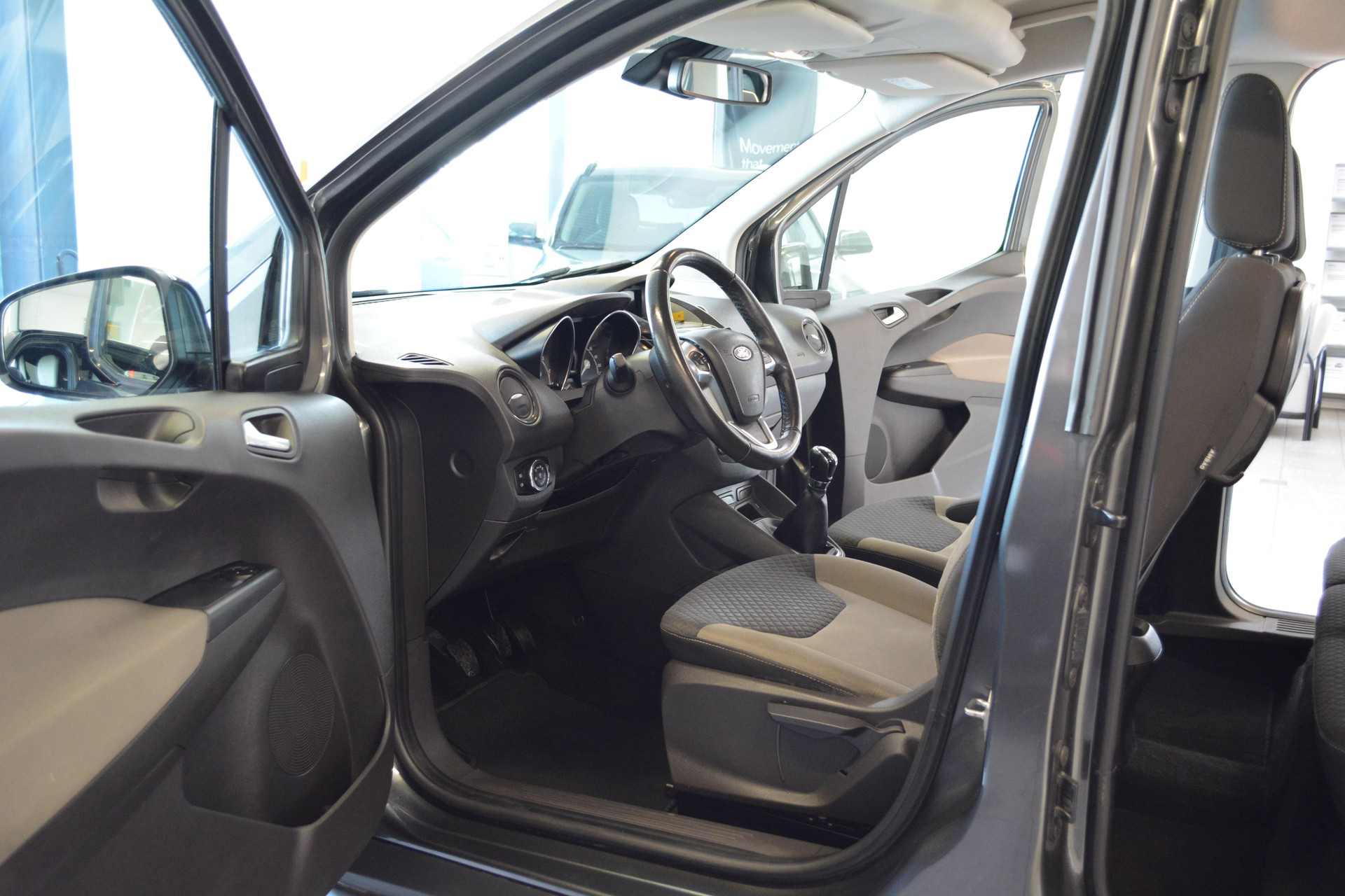FORD Tourneo Courier 1.0 EcoB 100 Titanium-image-12