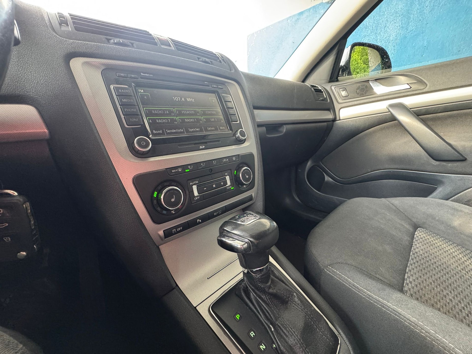 SKODA Octavia Combi 2.0 TDI Swiss Adventure 4x4 DSG-image-8