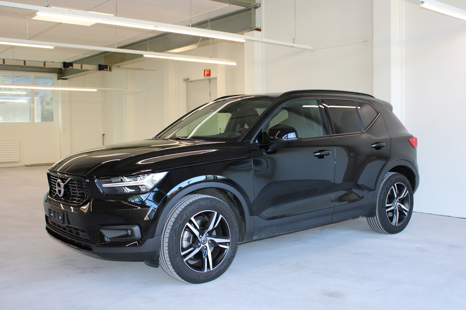 VOLVO XC40 T4 AWD R-Design Geartronic-showroom-element-3