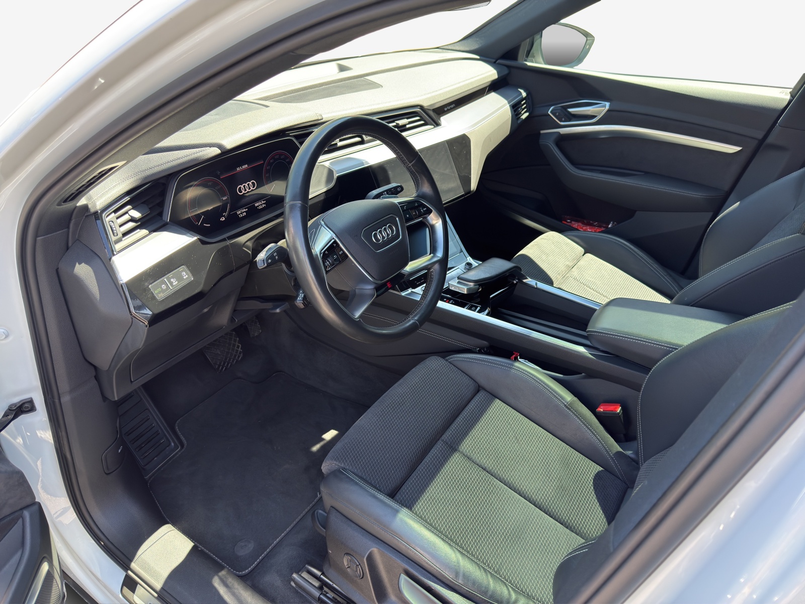 AUDI e-tron 50 S Line quattro-image-8