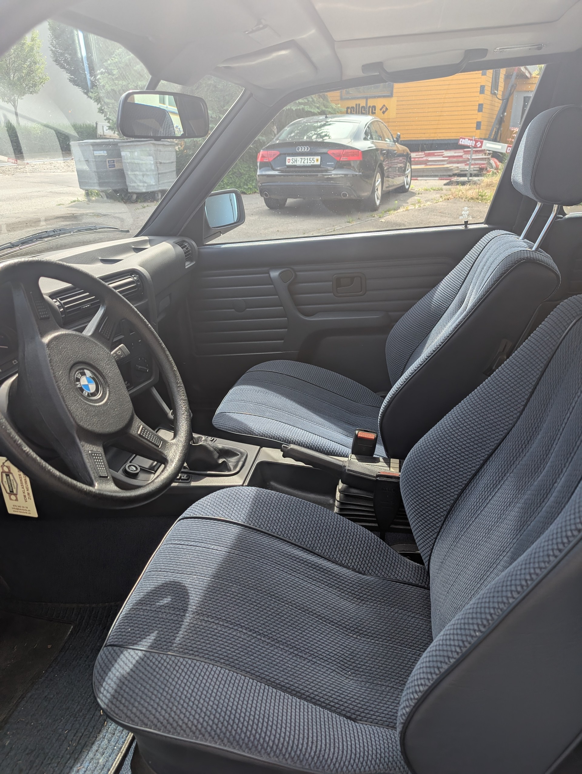 BMW 318i-image-8