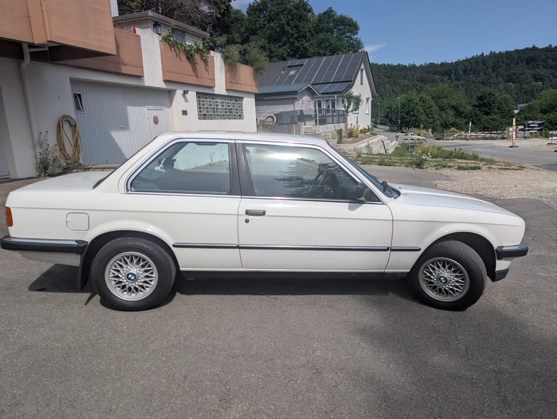 BMW 318i-image-5