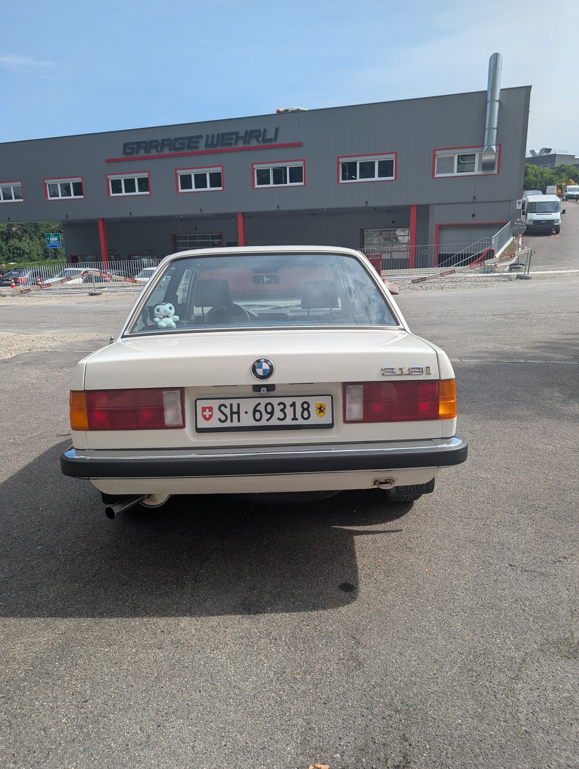 BMW 318i-image-6