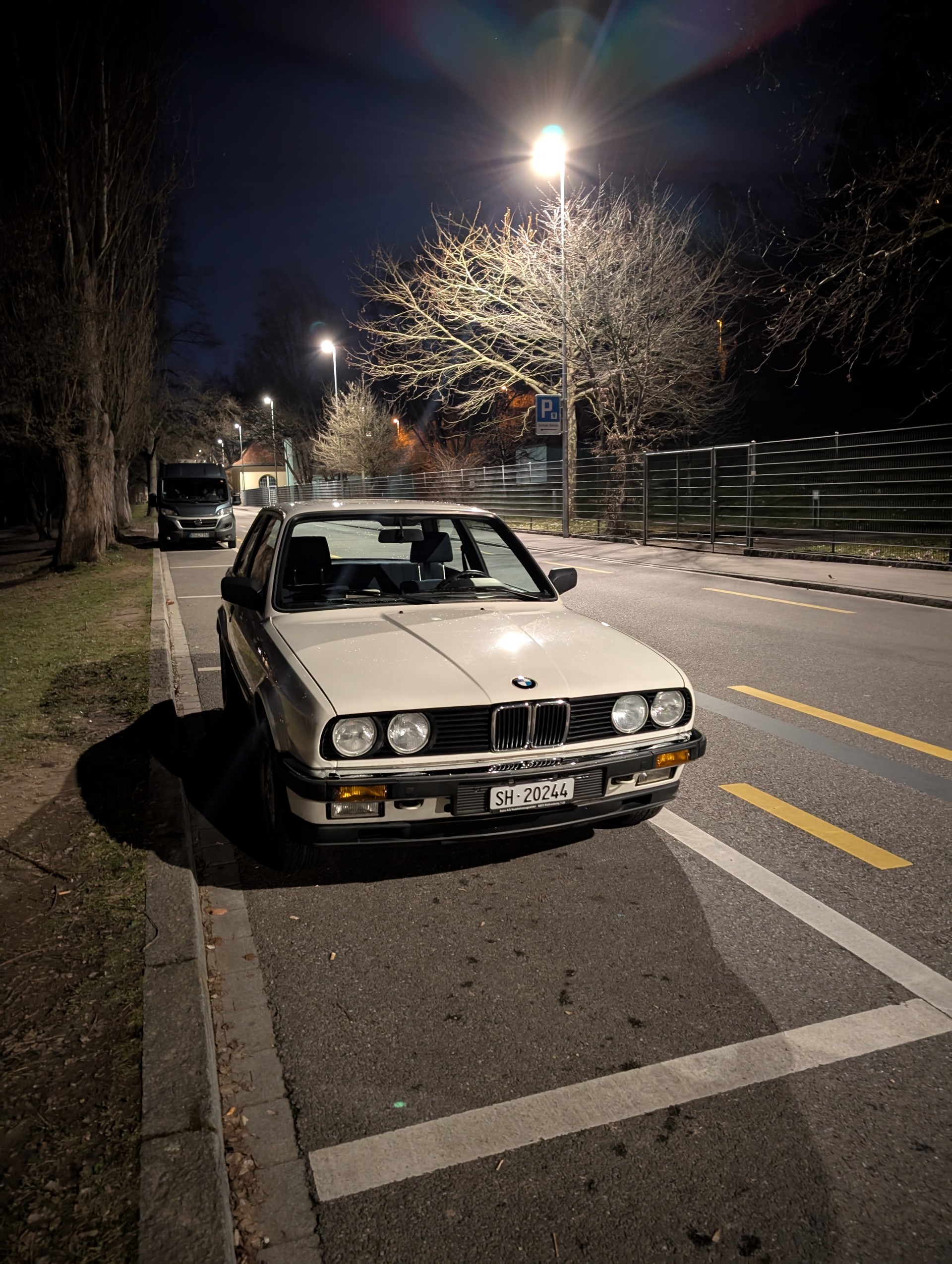 BMW 318i-image-13