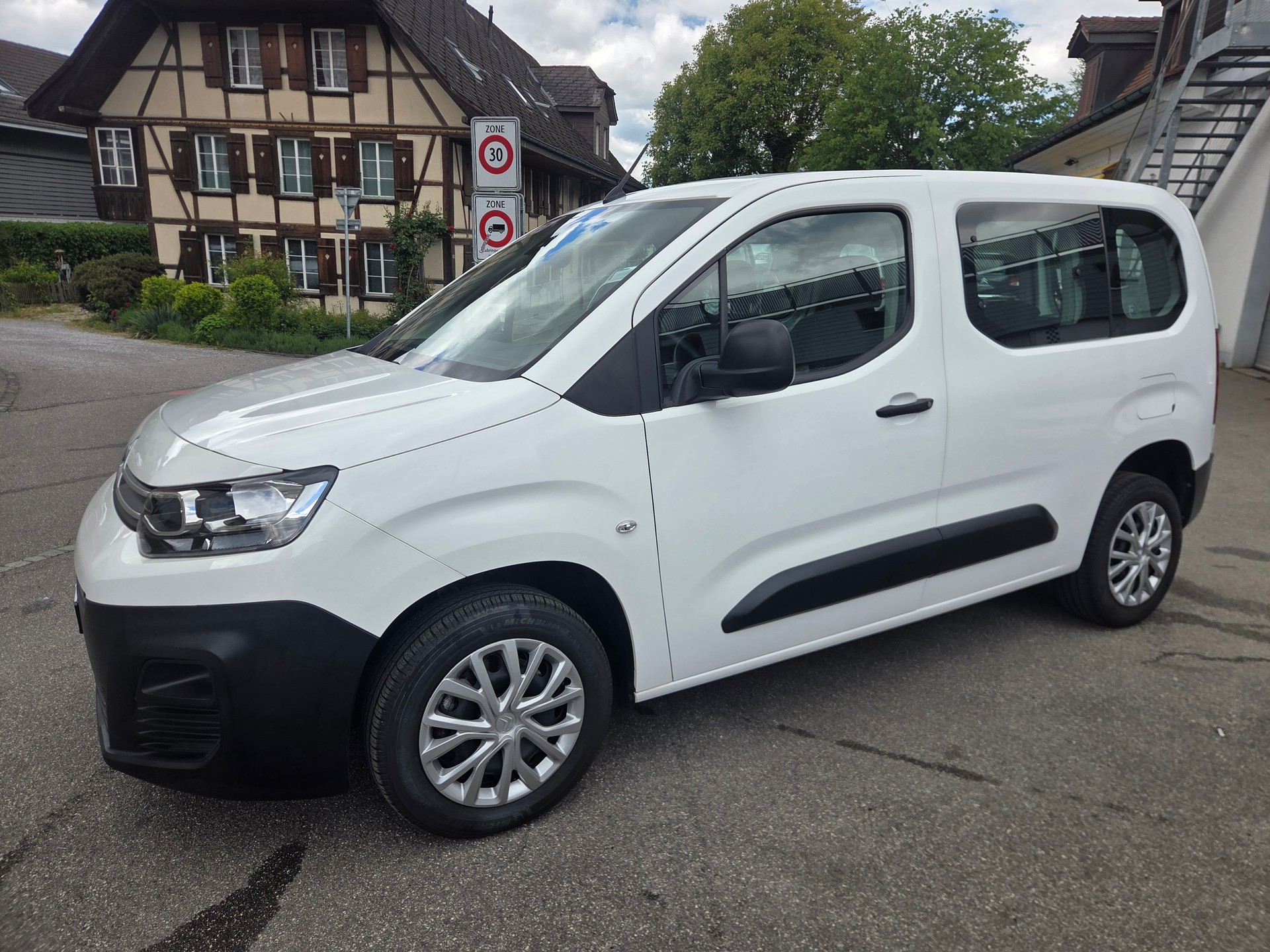 CITROEN Berlingo 1.5 BlueHDi 5 Plätze Shine-image-3