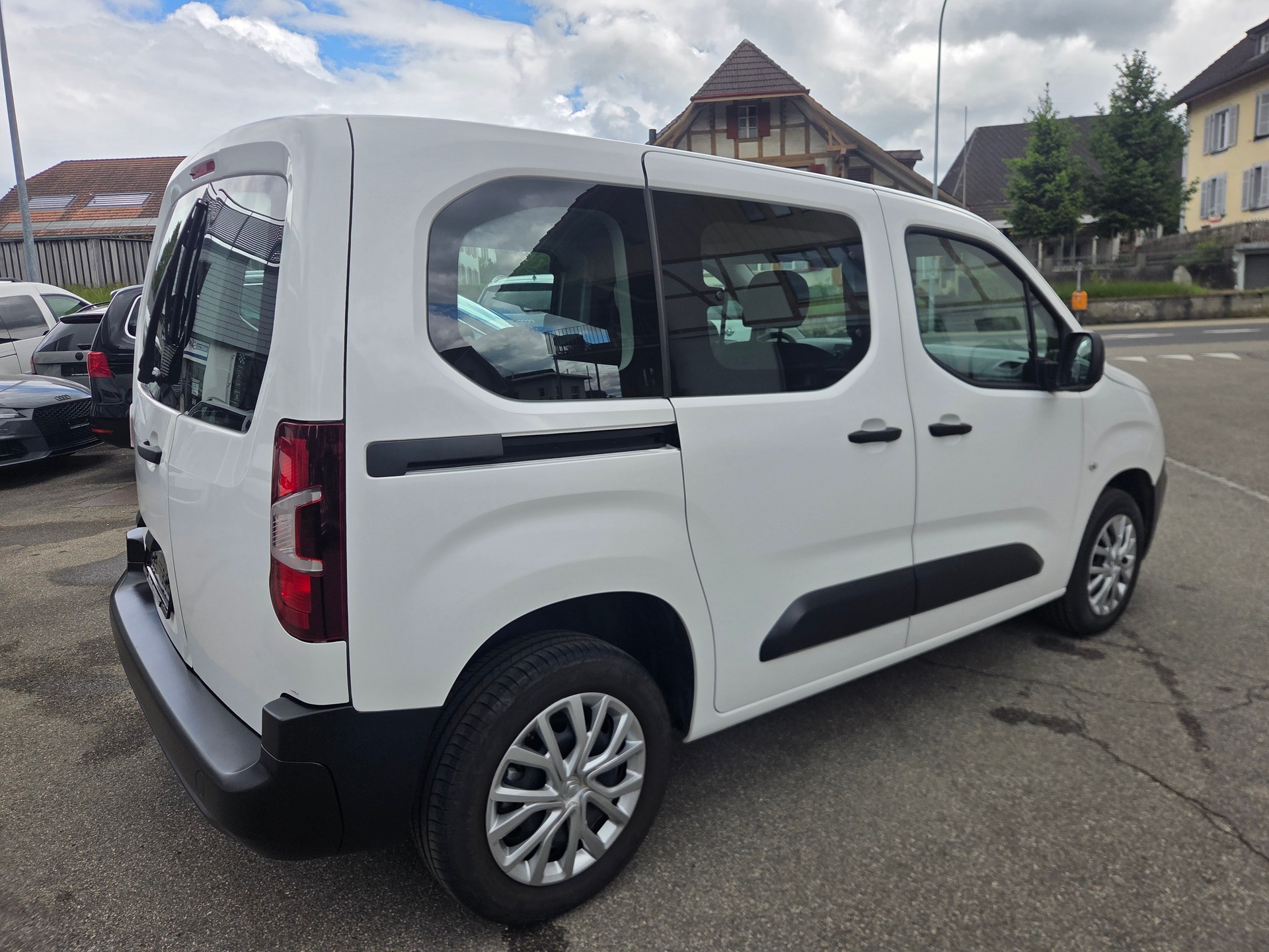 CITROEN Berlingo 1.5 BlueHDi 5 Plätze Shine-image-8