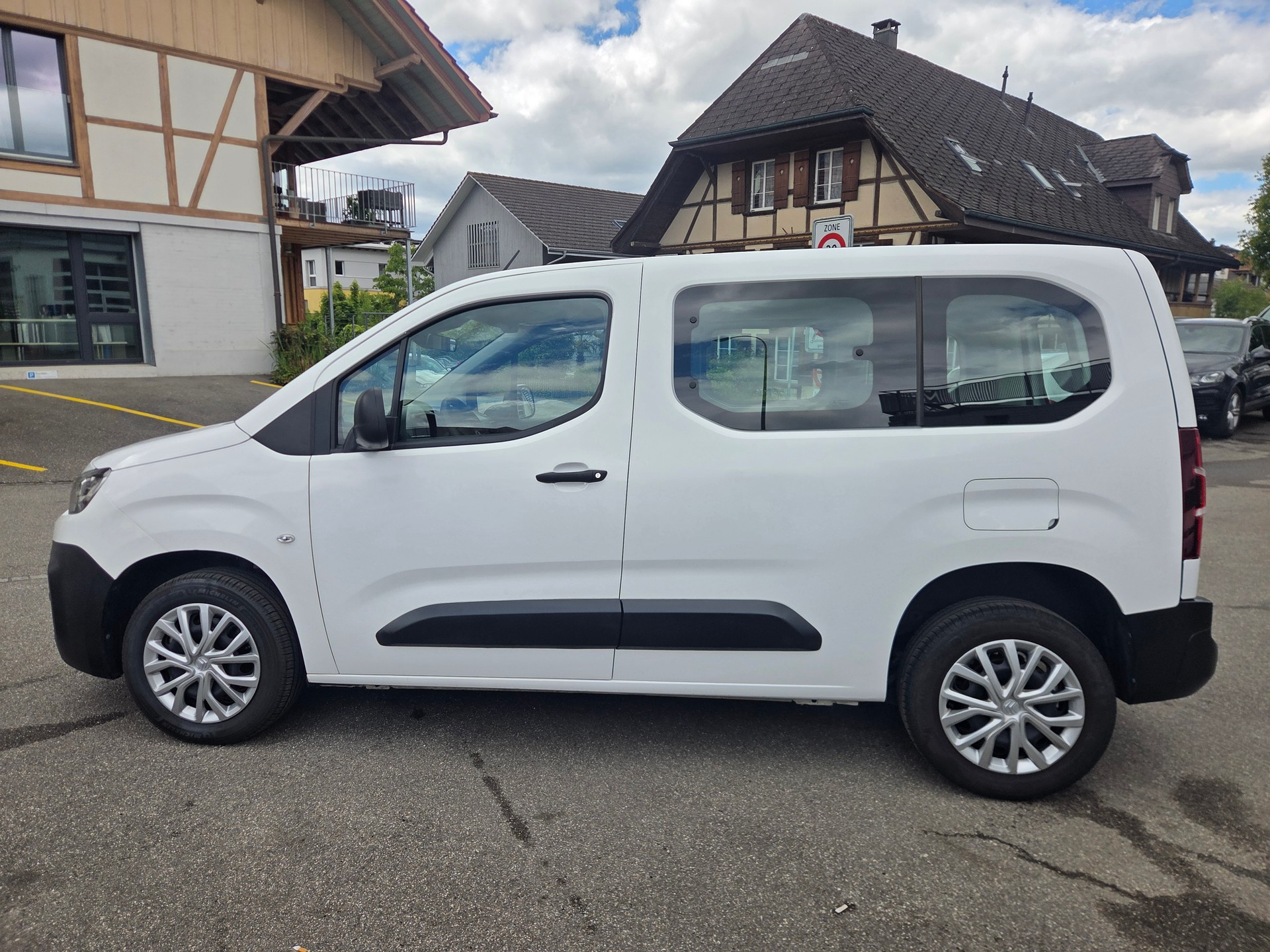 CITROEN Berlingo 1.5 BlueHDi 5 Plätze Shine-image-4