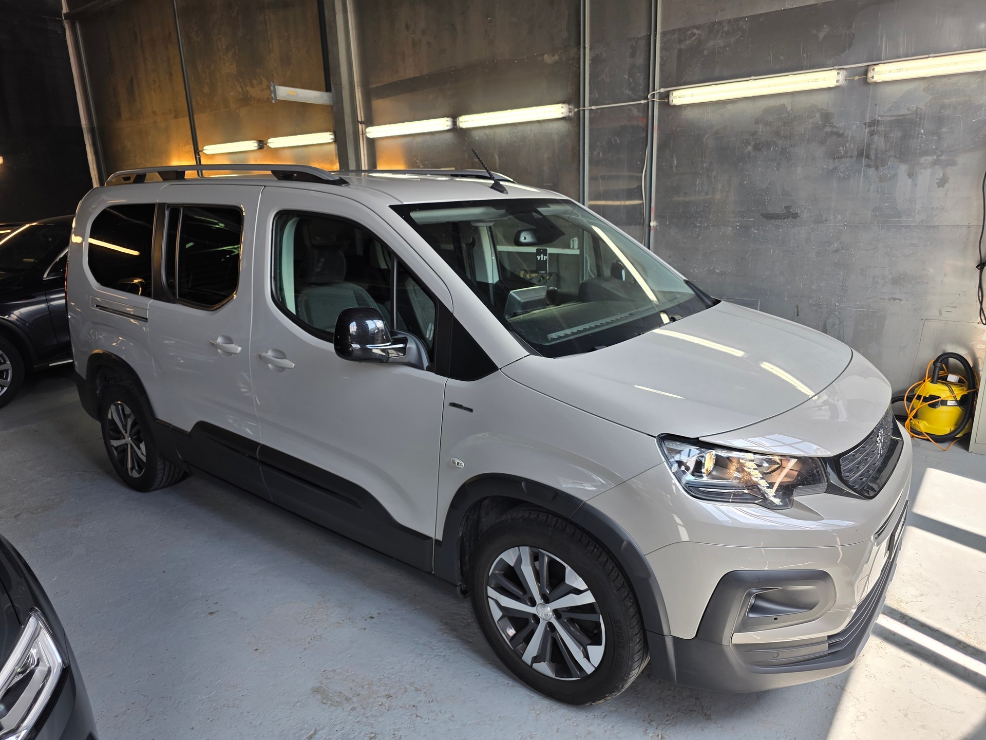 PEUGEOT 1.2 PureTech GT Line-image-1
