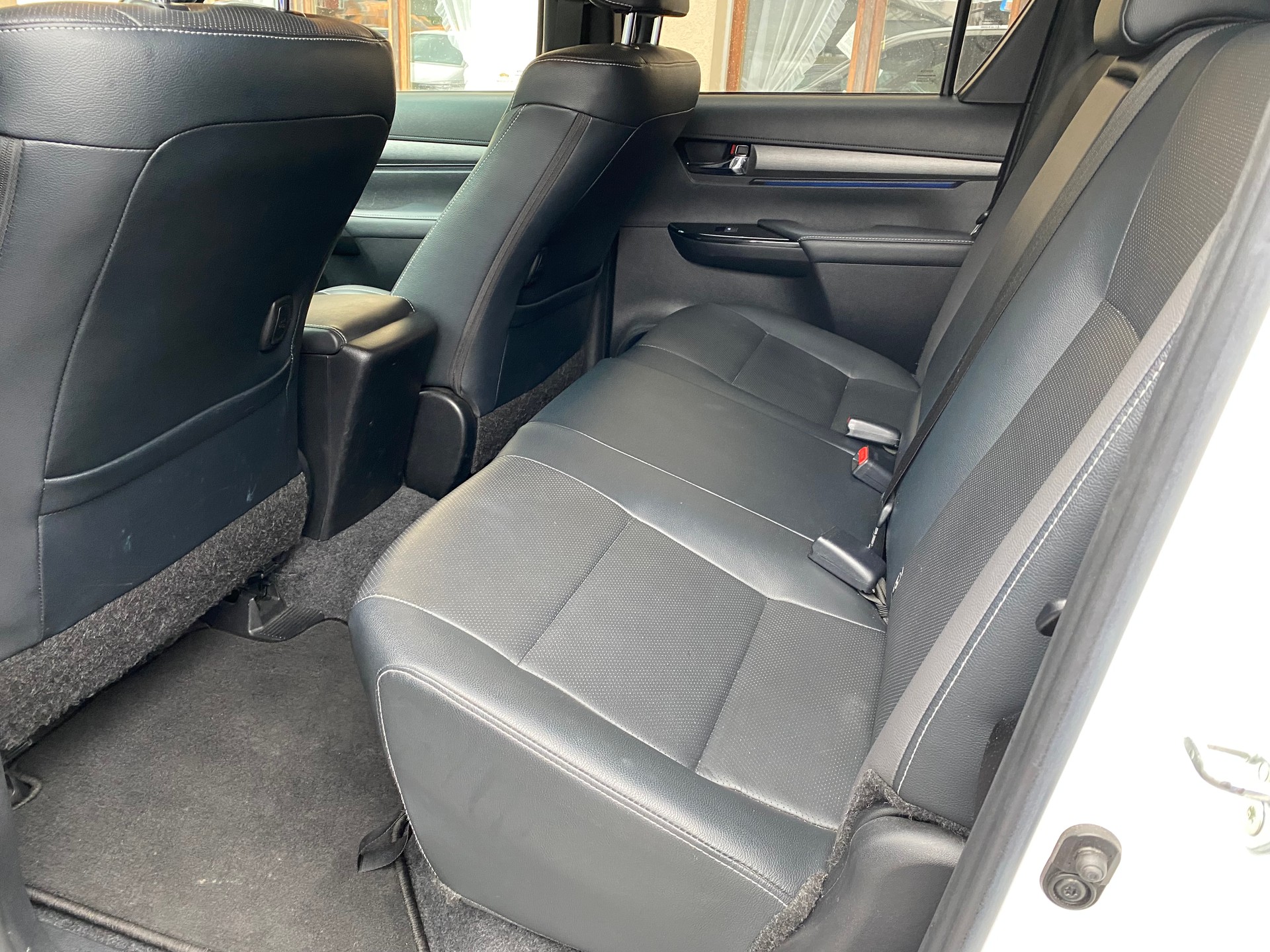 TOYOTA Hilux 2.8D-4D Invincible Double Cab 4x4 A-image-6