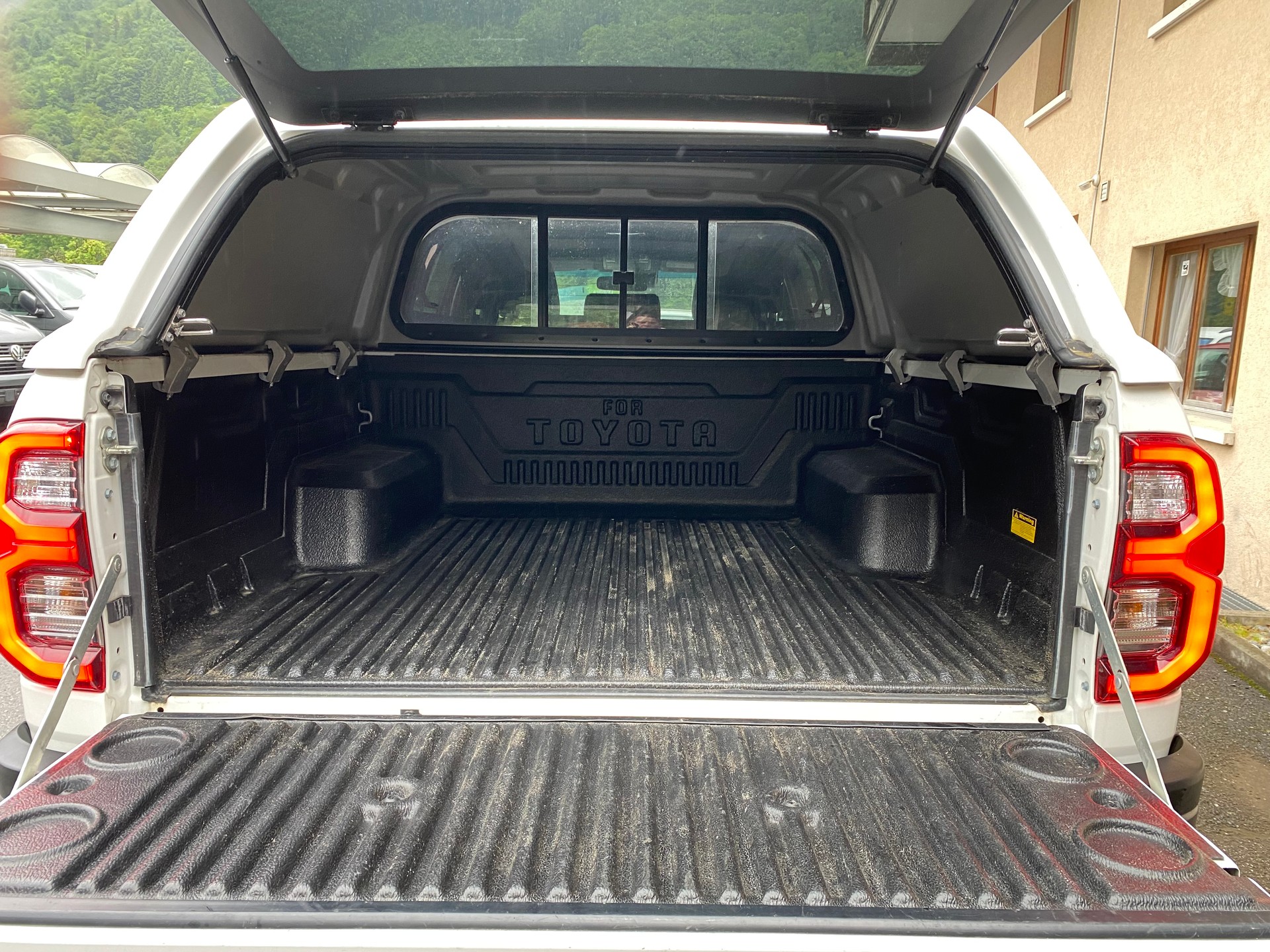 TOYOTA Hilux 2.8D-4D Invincible Double Cab 4x4 A-image-8