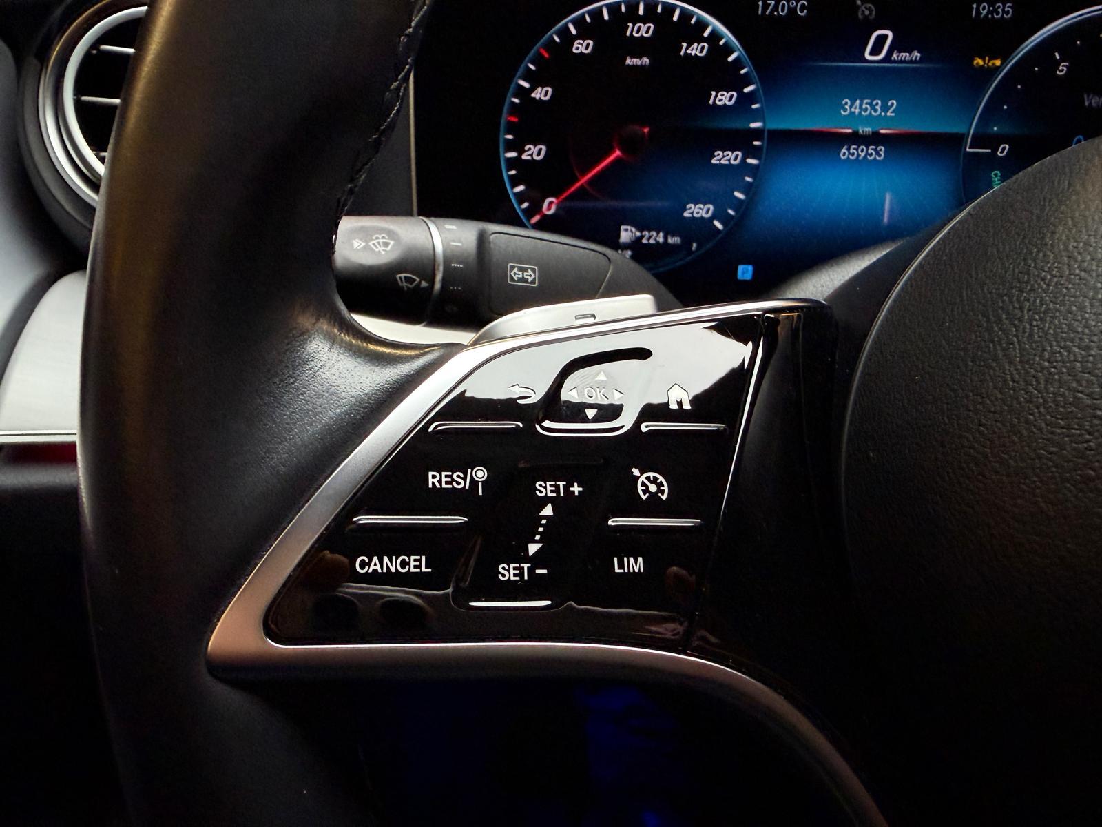 MERCEDES-BENZ E 200 d AMG Line-image-24