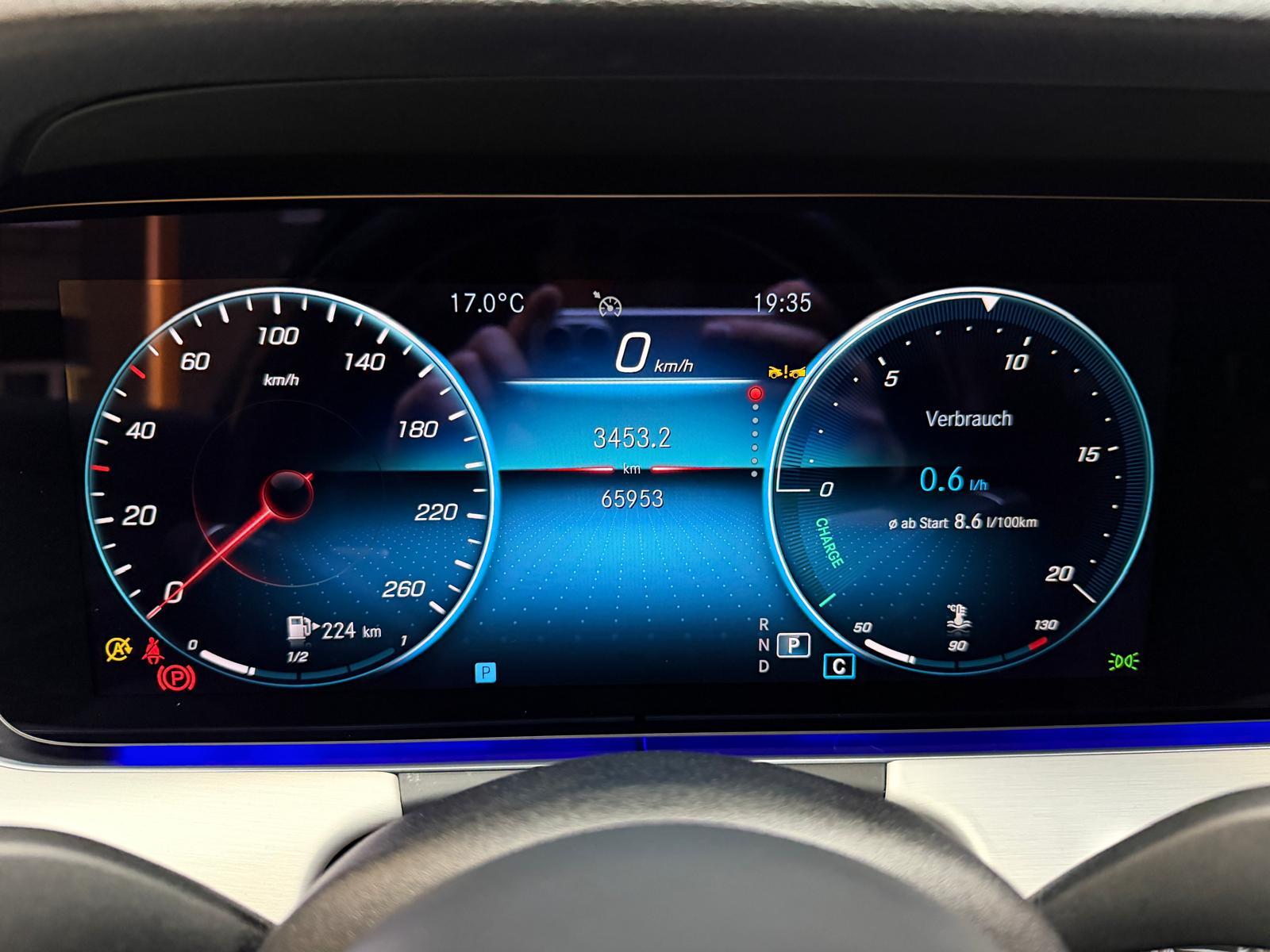 MERCEDES-BENZ E 200 d AMG Line-image-22