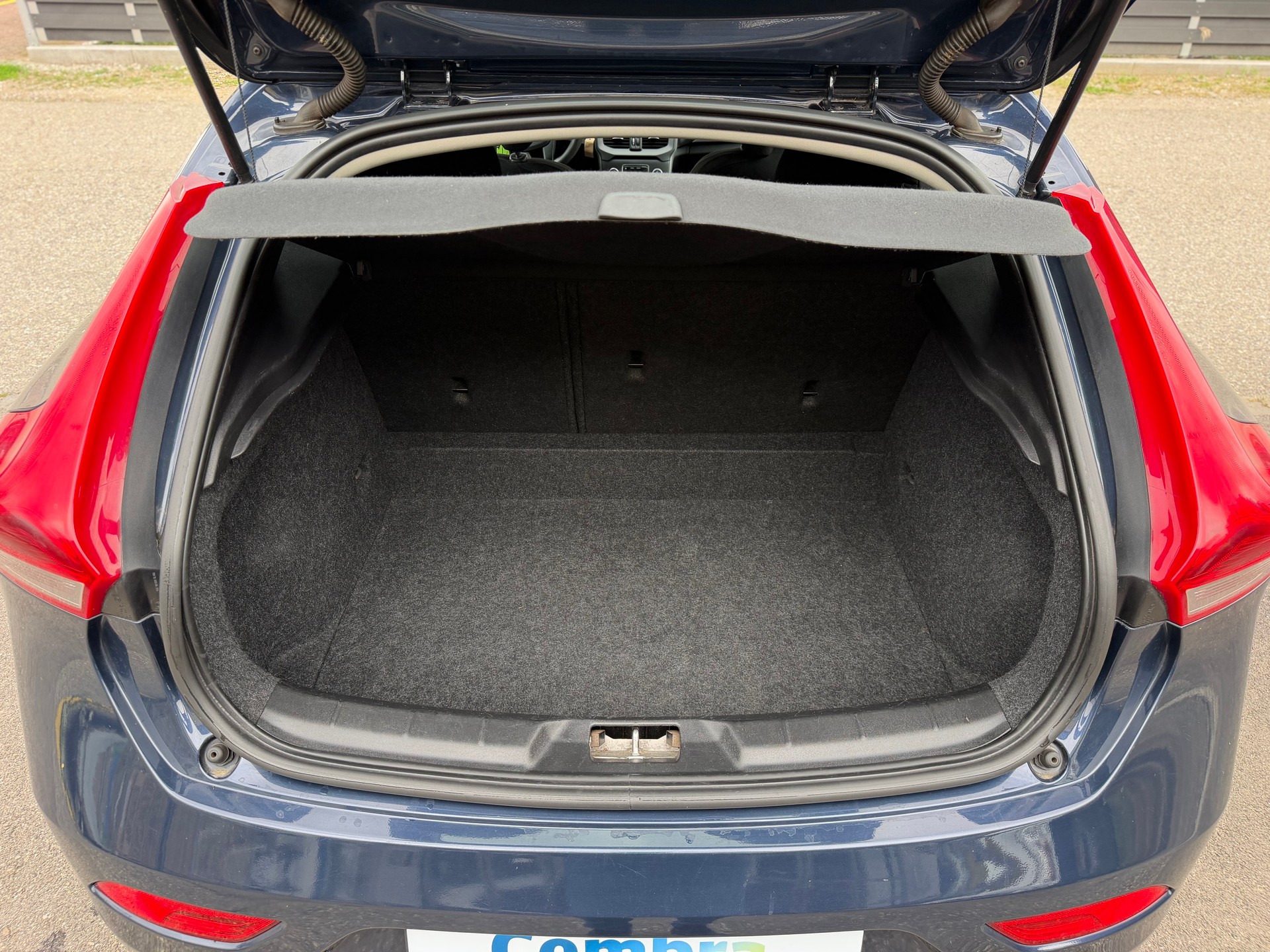 VOLVO V40 D2-image-13