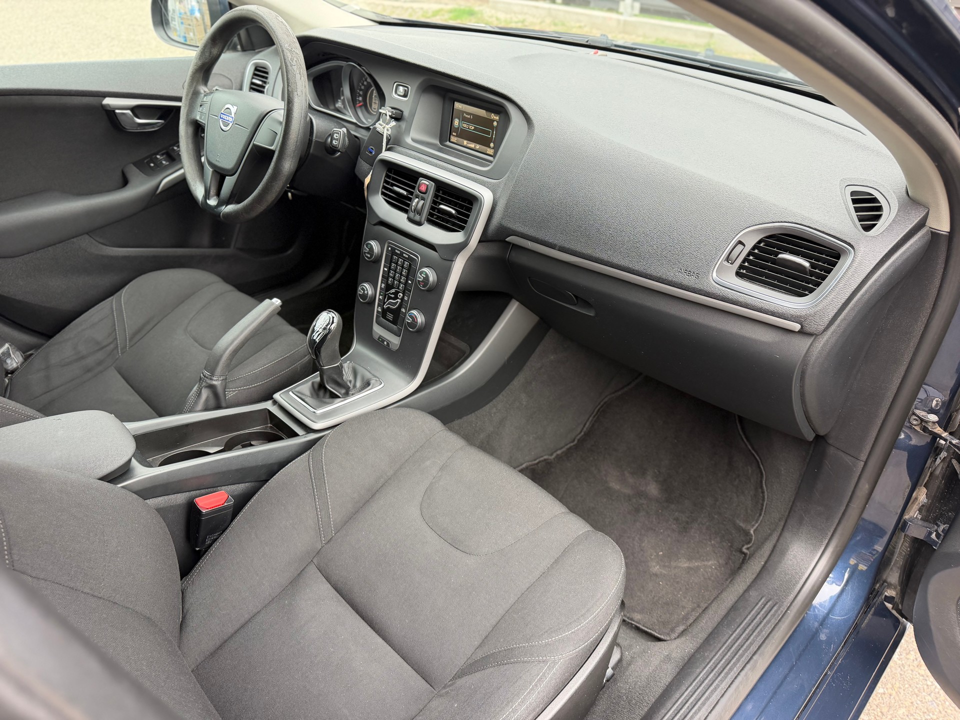 VOLVO V40 D2-image-10
