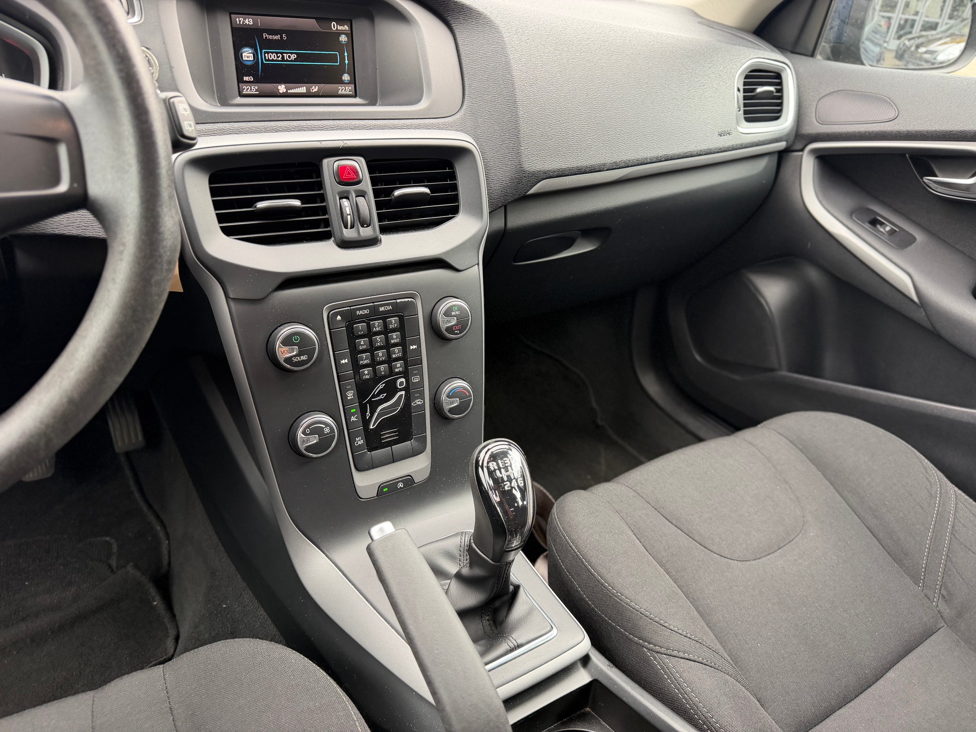 VOLVO V40 D2-image-8