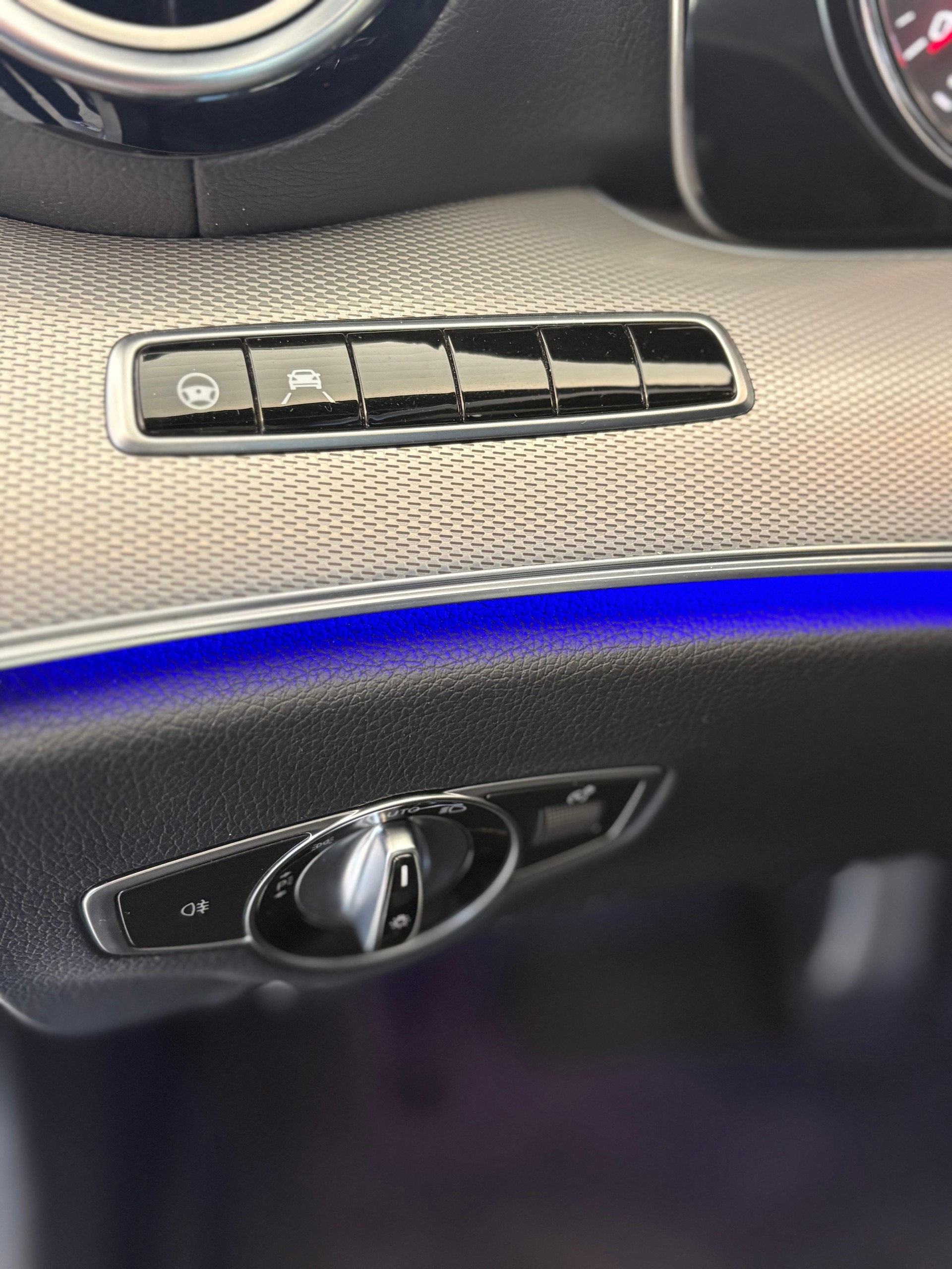 MERCEDES-BENZ E 220 d AMG Line 4matic-image-11