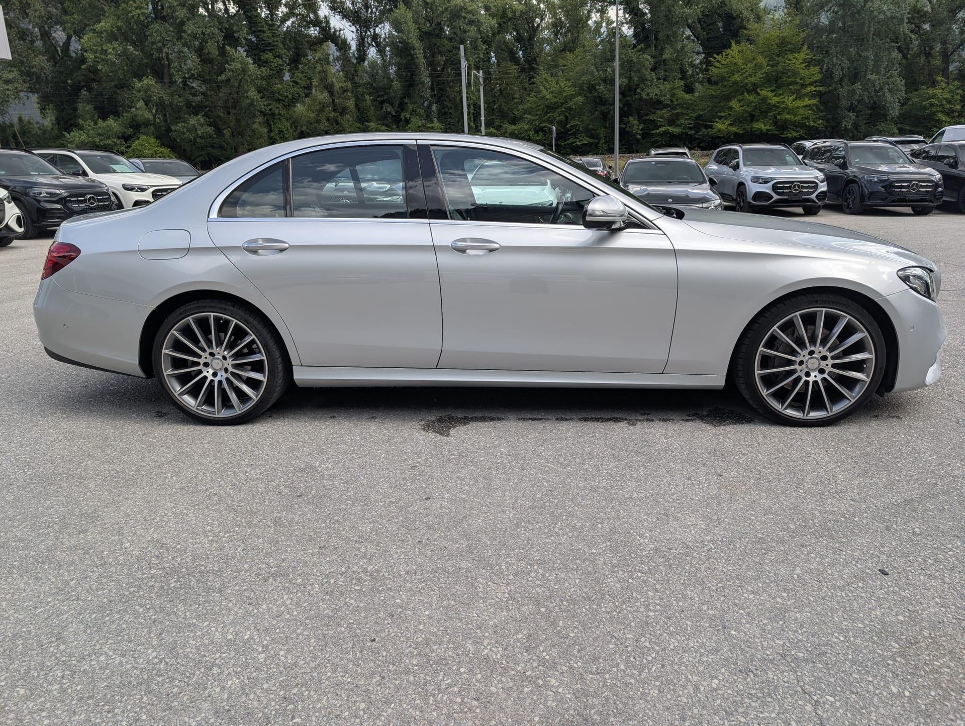 MERCEDES-BENZ E 220 d AMG Line 4matic-image-5
