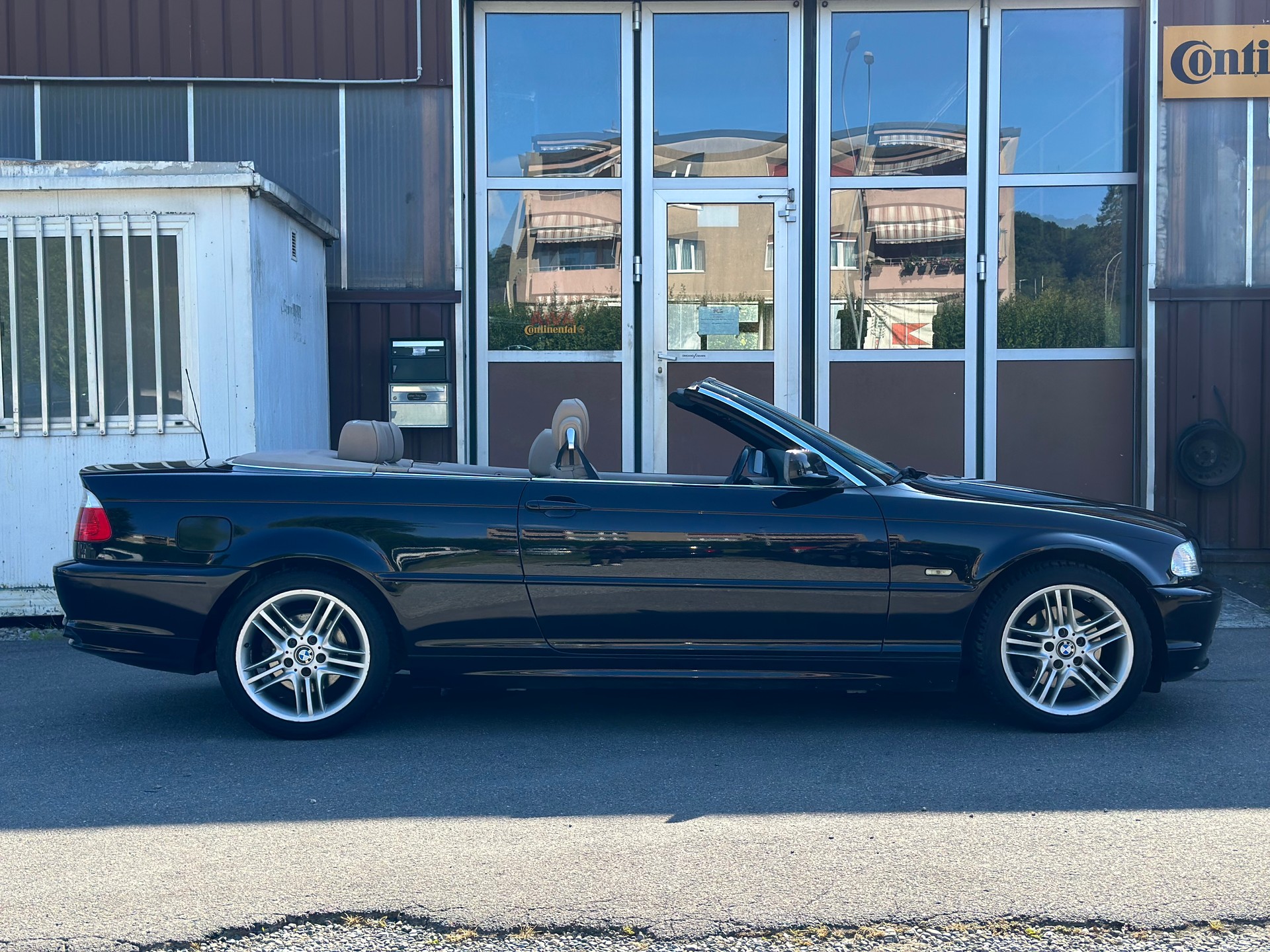 BMW 320Ci Cabriolet-image-1