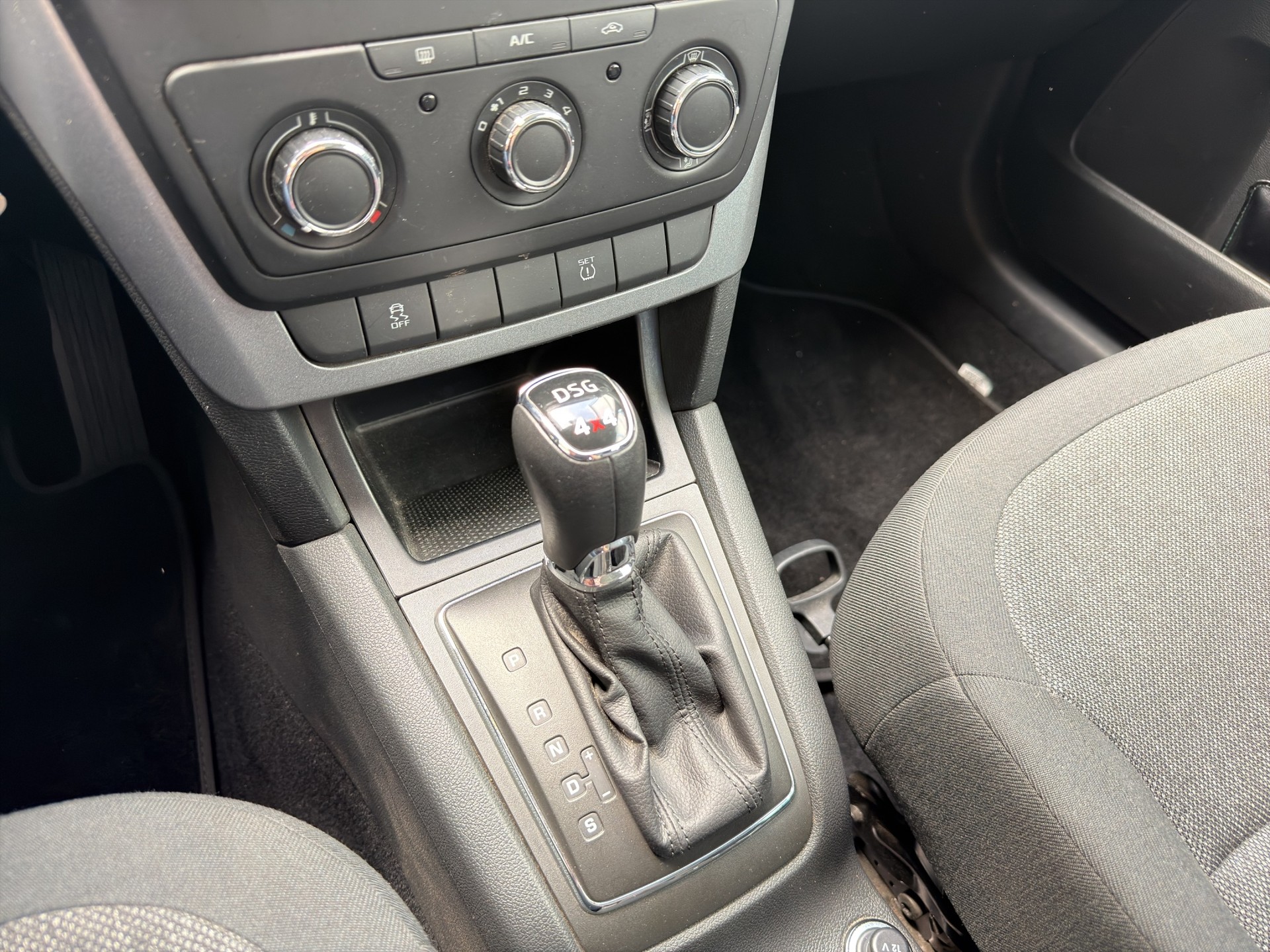 SKODA Yeti 2.0 TDI Outdoor Adventure 4x4 DSG-image-11