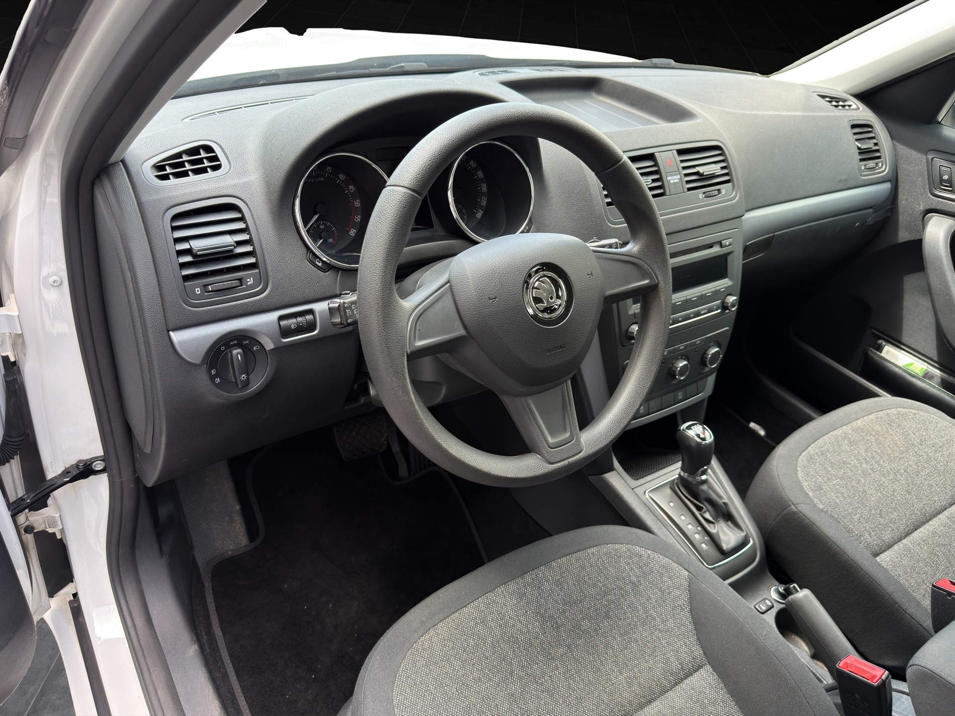 SKODA Yeti 2.0 TDI Outdoor Adventure 4x4 DSG-image-4