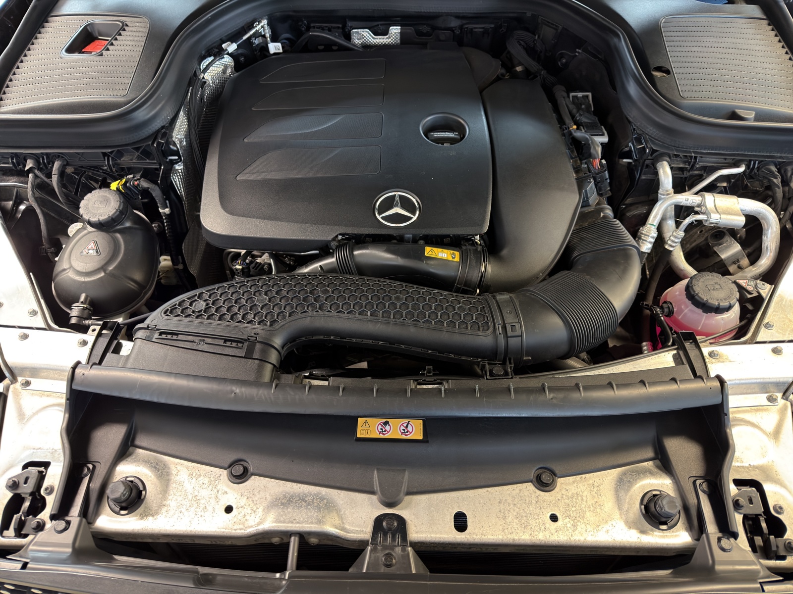MERCEDES-BENZ GLC 300 AMG Line 4Matic-image-18