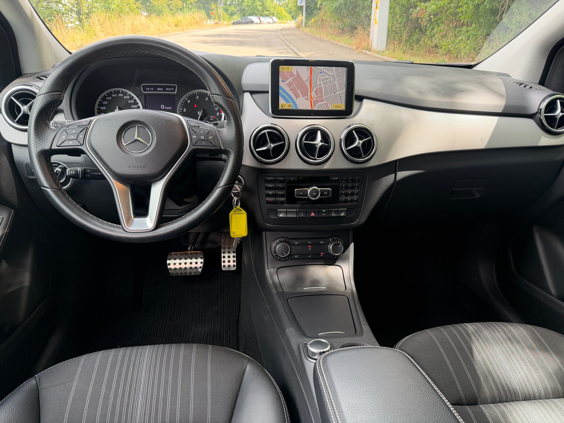 MERCEDES-BENZ B 200 7G-DCT-showroom-element-1