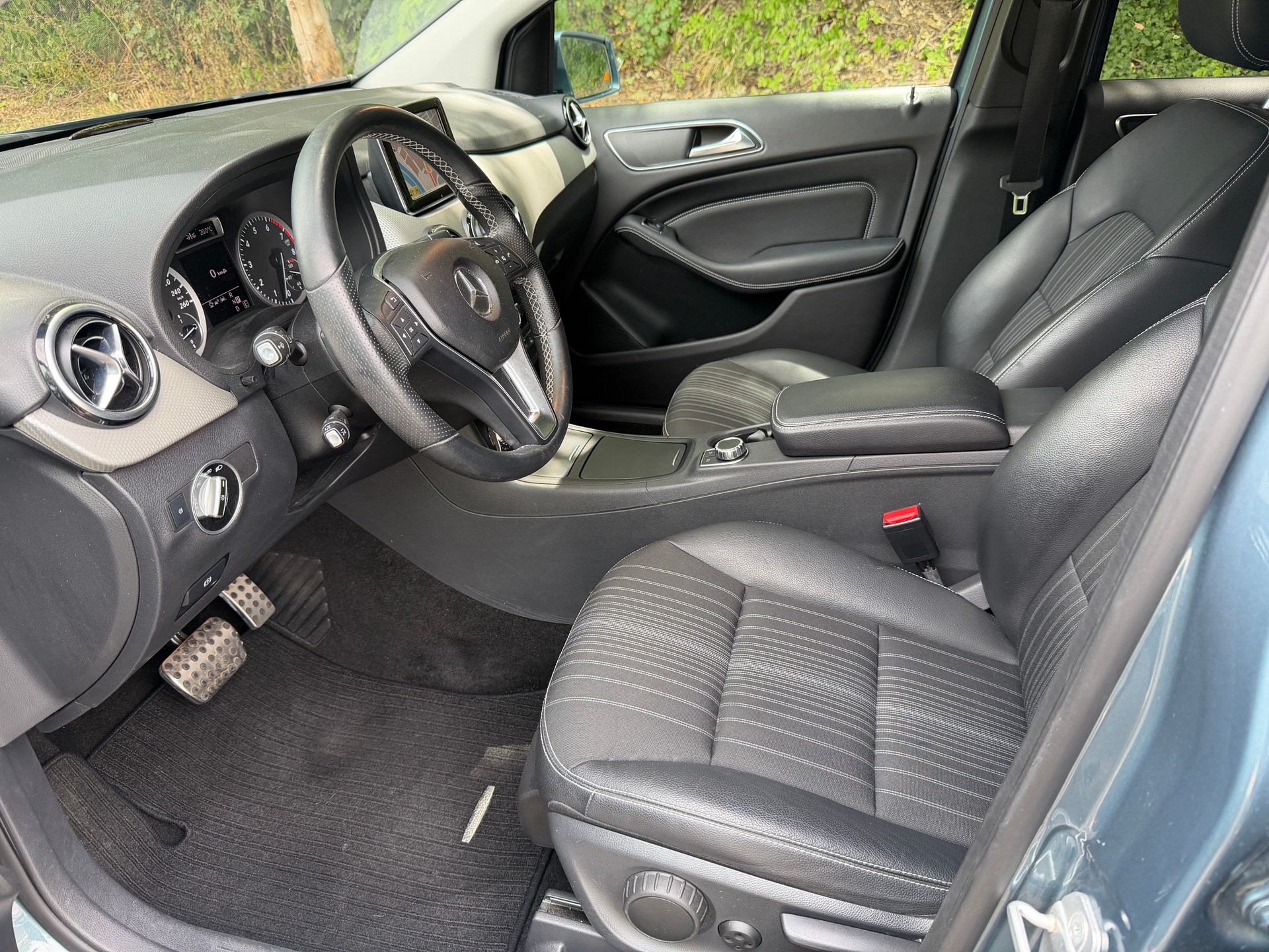MERCEDES-BENZ B 200 7G-DCT-showroom-element-2