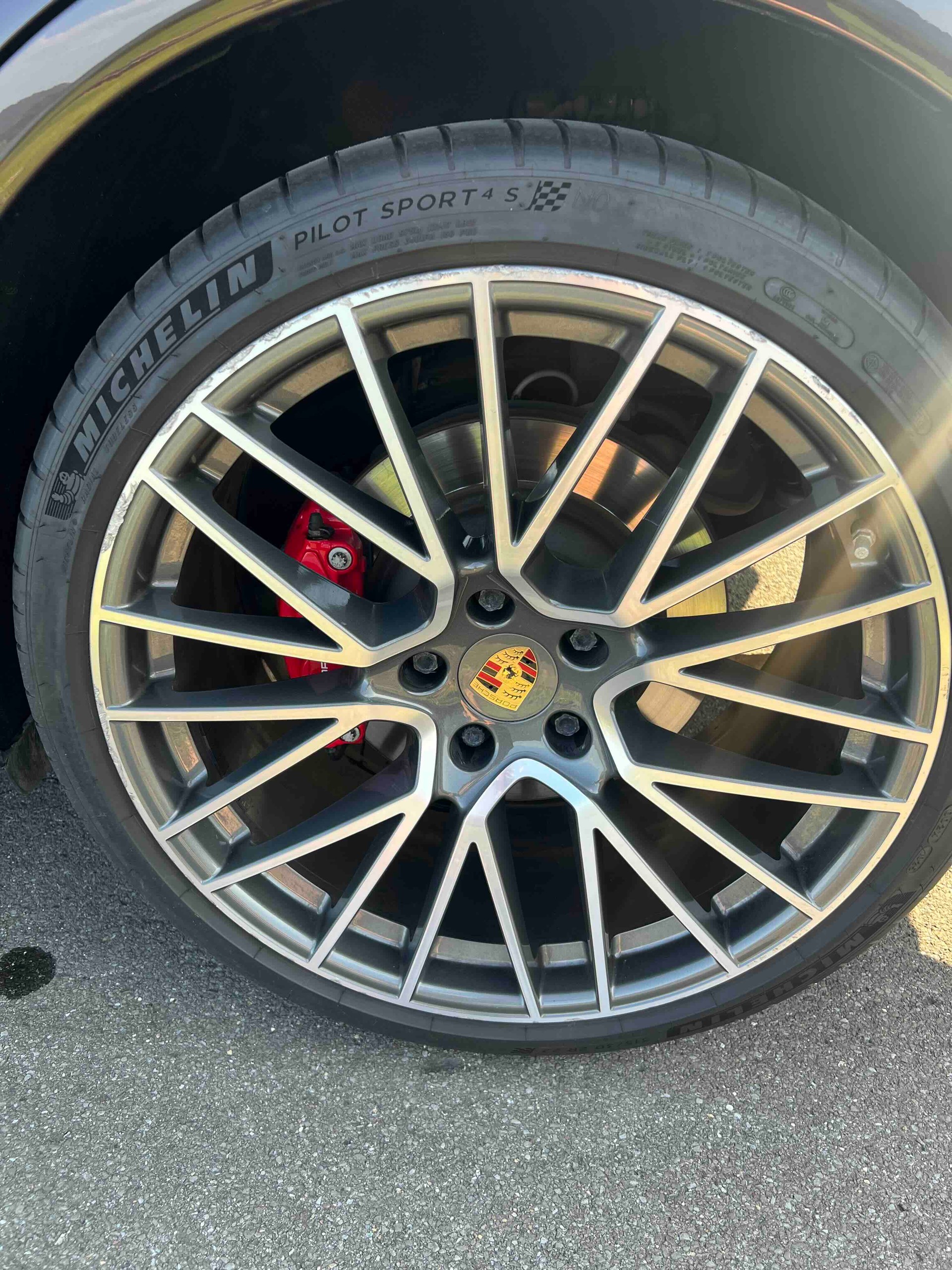 PORSCHE 4.0 V8 GTS Coupé-image-12
