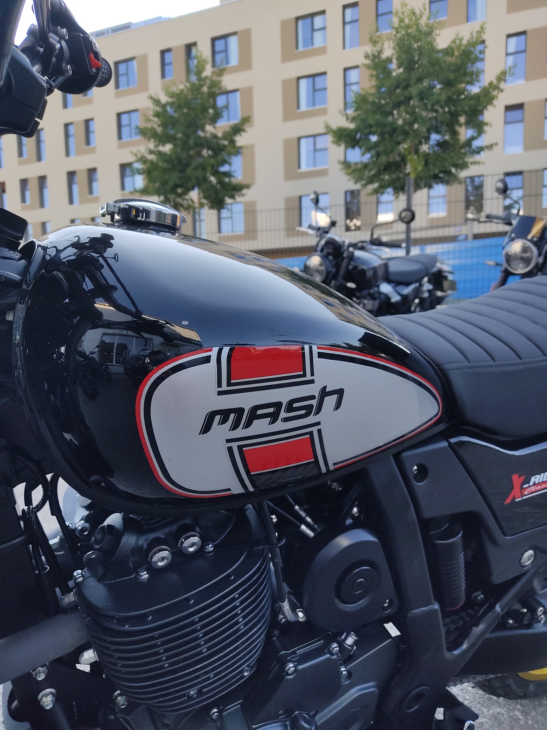MASH 650 X-Ride-image-4