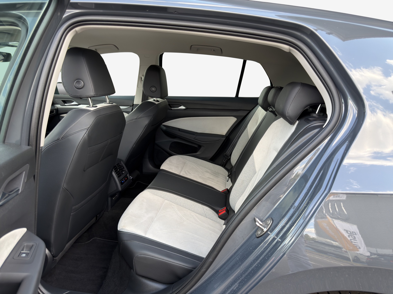 VW Golf 1.5 e TSI mHEV Style DSG-image-11