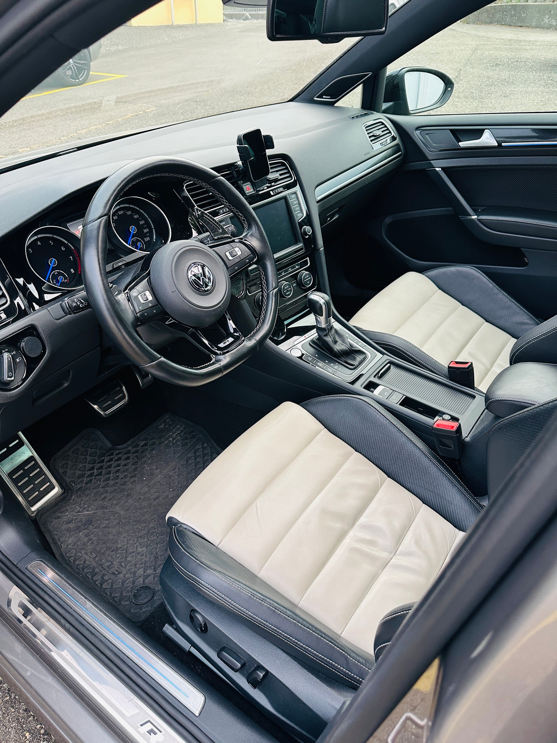 VW Golf 2.0 TSI R 4Motion DSG-image-12