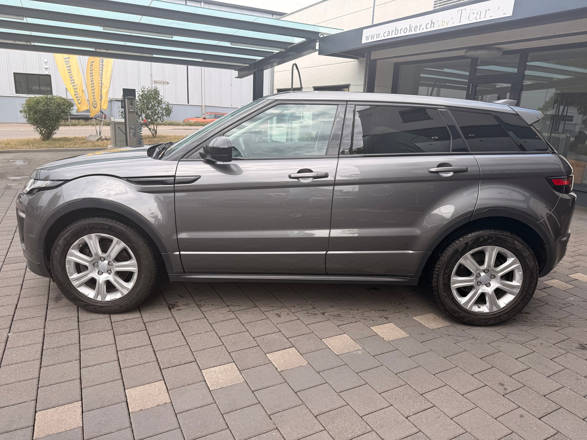 LAND ROVER Range Rover Evoque 2.0 TD4 SE Dynamic AT9-image-2