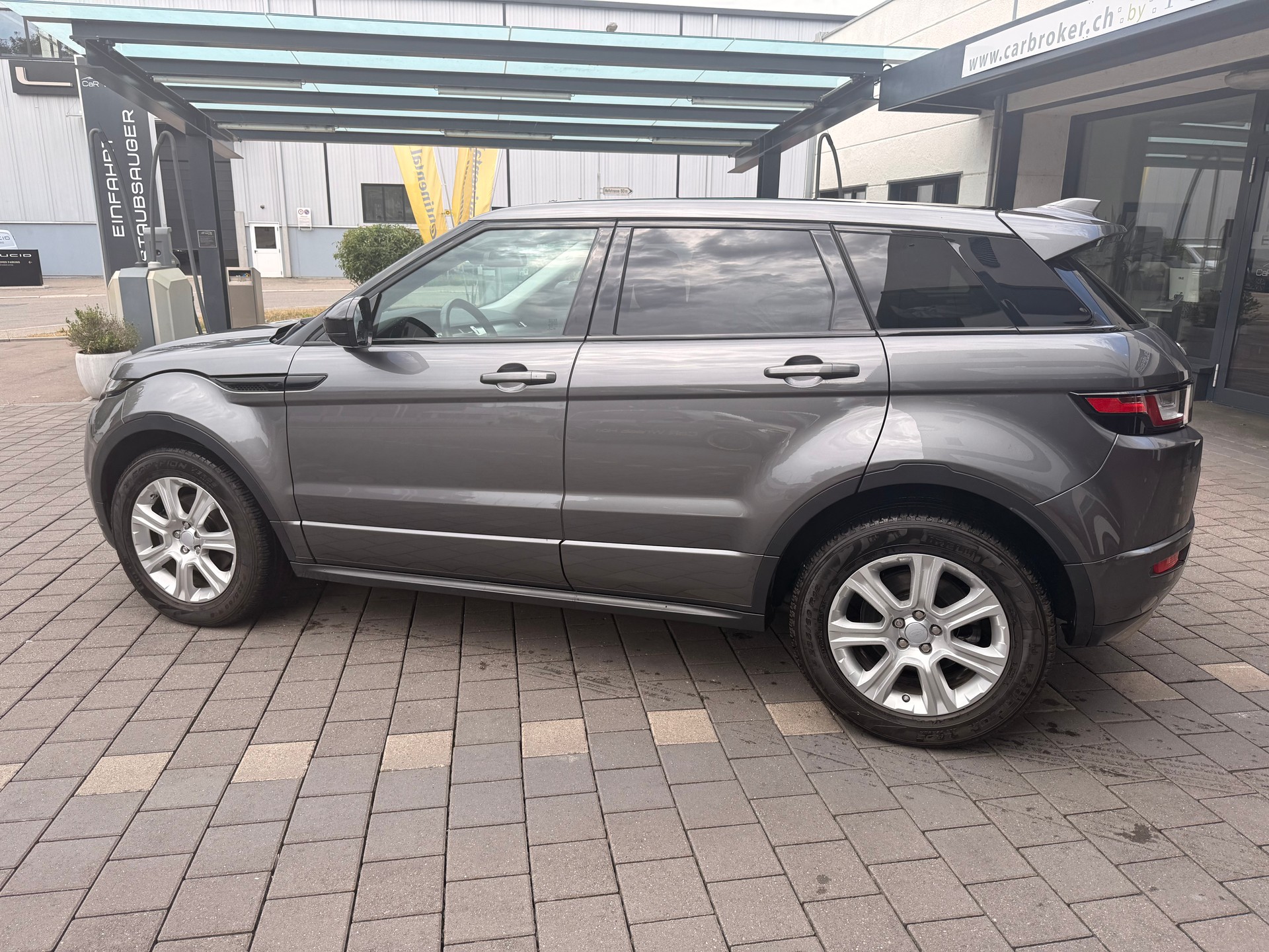 LAND ROVER Range Rover Evoque 2.0 TD4 SE Dynamic AT9-image-3