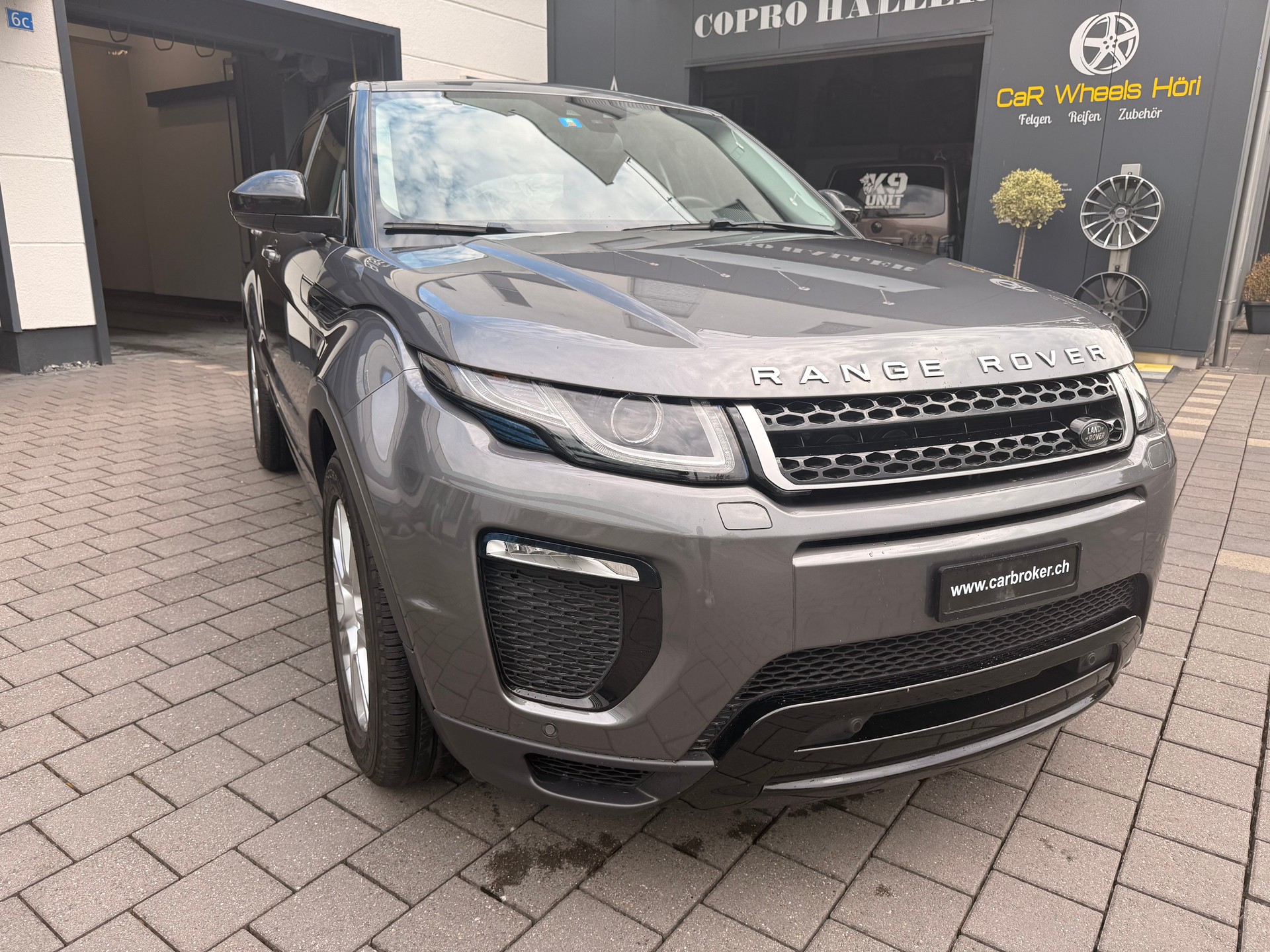LAND ROVER Range Rover Evoque 2.0 TD4 SE Dynamic AT9-image-4