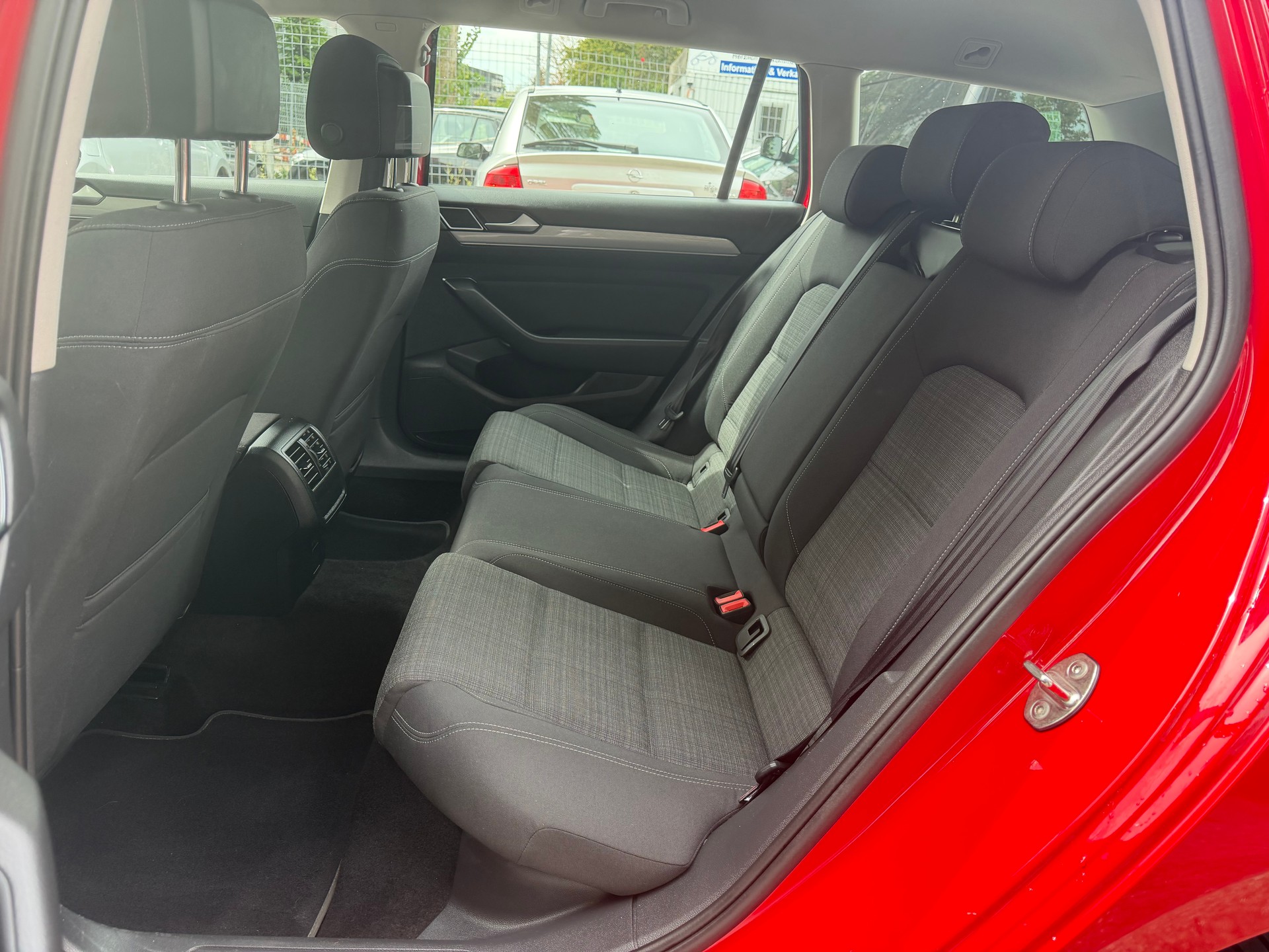 VW Passat 2.0 TDI BMT Business 4Motion DSG * Gr. Navi * LED * Klima-auto * PDC V&H * RF-Kamera * Tempomat * Ab MFK-image-6