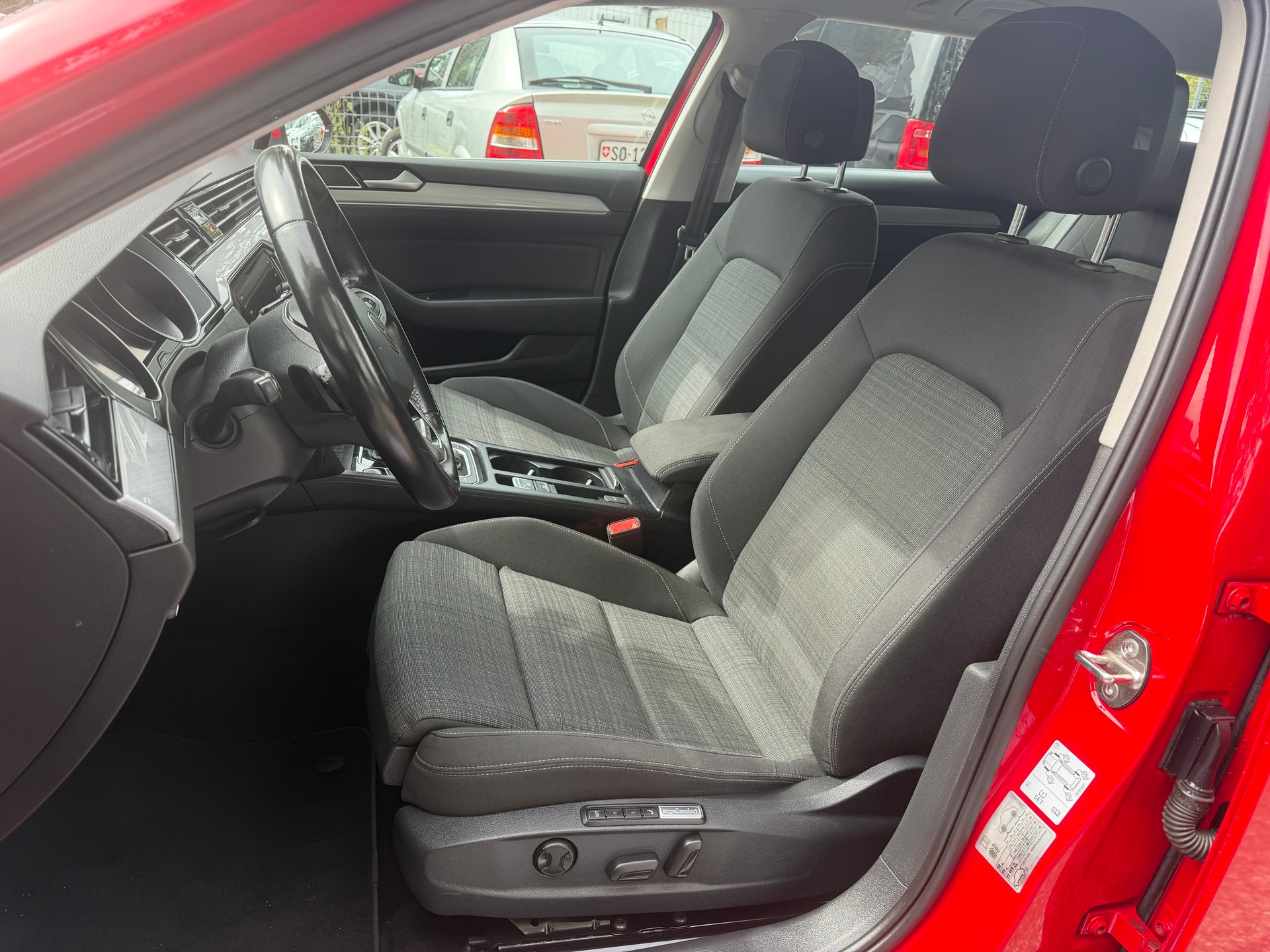VW Passat 2.0 TDI BMT Business 4Motion DSG * Gr. Navi * LED * Klima-auto * PDC V&H * RF-Kamera * Tempomat * Ab MFK-image-2