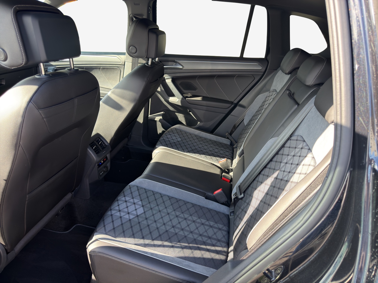 VW Tiguan 2.0TSI R-Line 4Motion DSG-image-11