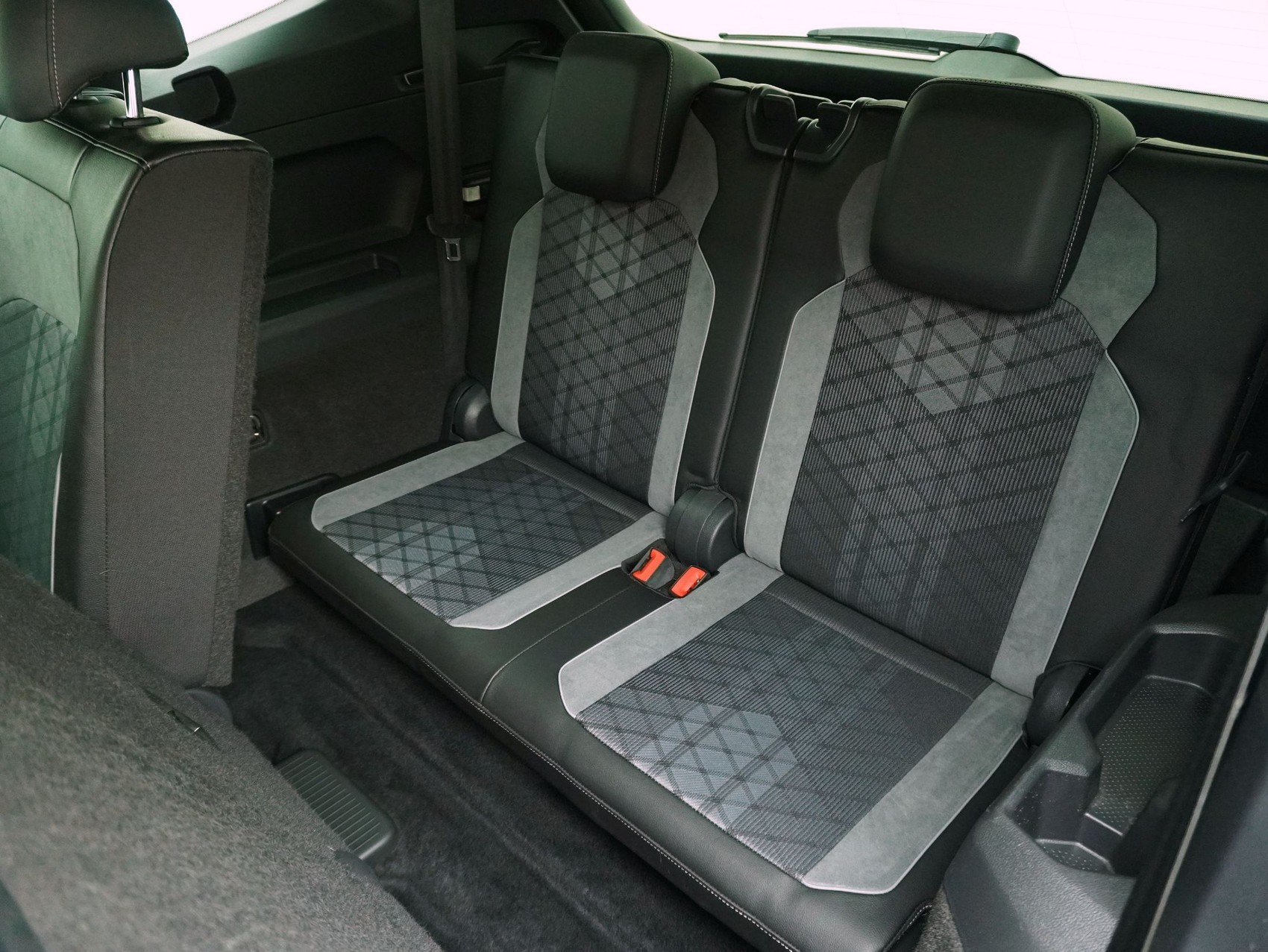 VW Tiguan Allspace 2.0 TSI DSG R-Line Black Style 4Motion-image-12