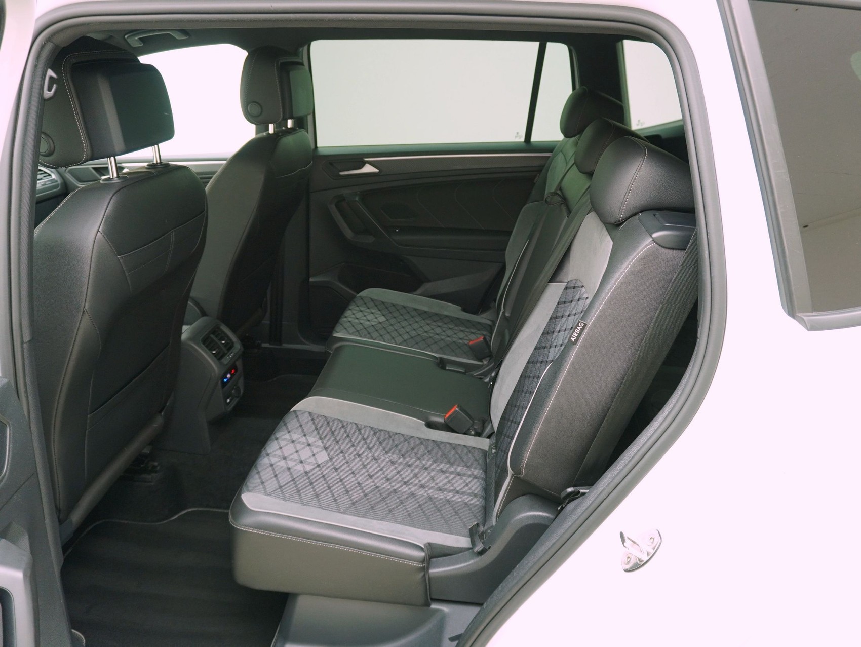 VW Tiguan Allspace 2.0 TSI DSG R-Line Black Style 4Motion-image-10