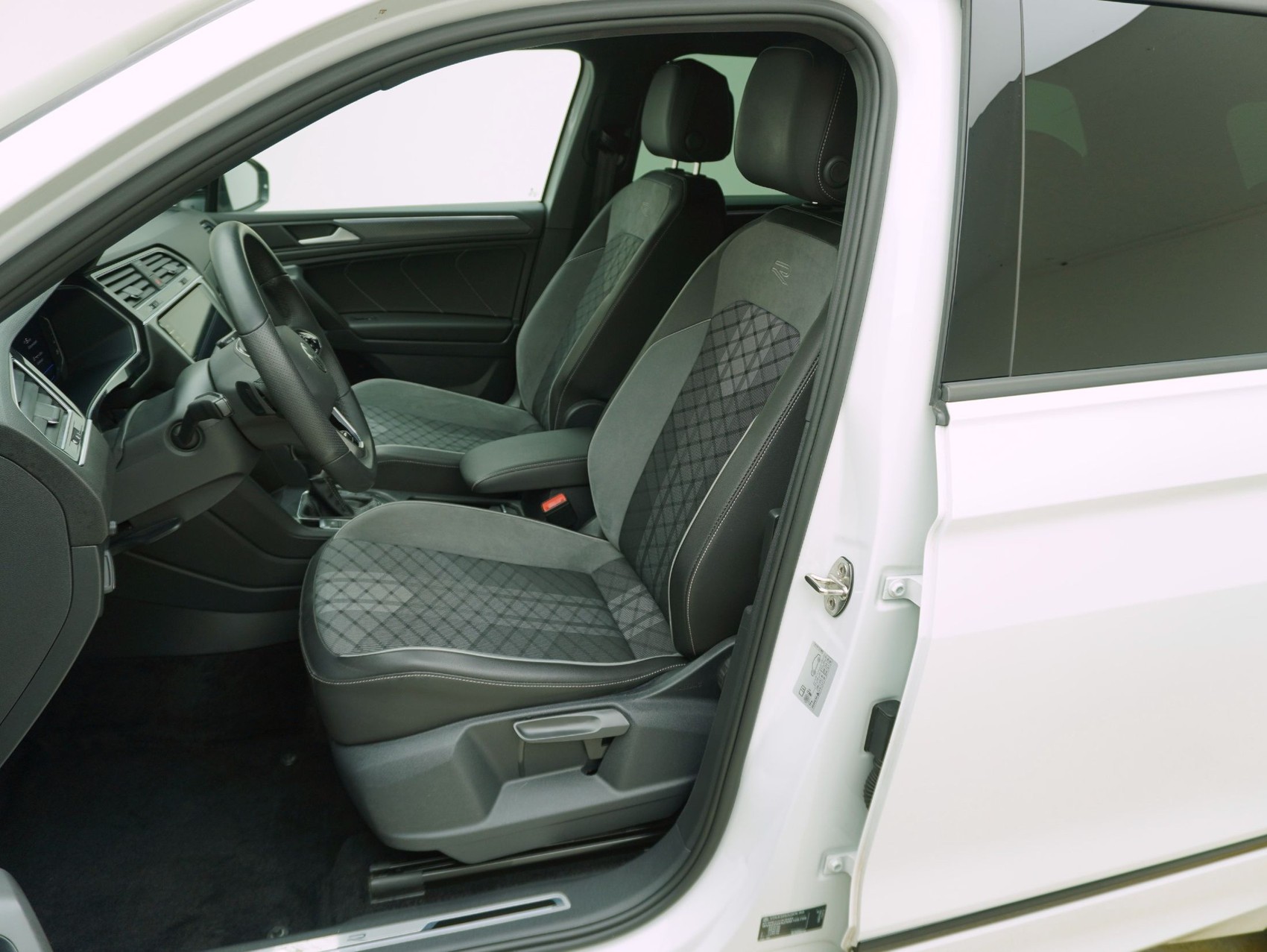 VW Tiguan Allspace 2.0 TSI DSG R-Line Black Style 4Motion-image-8